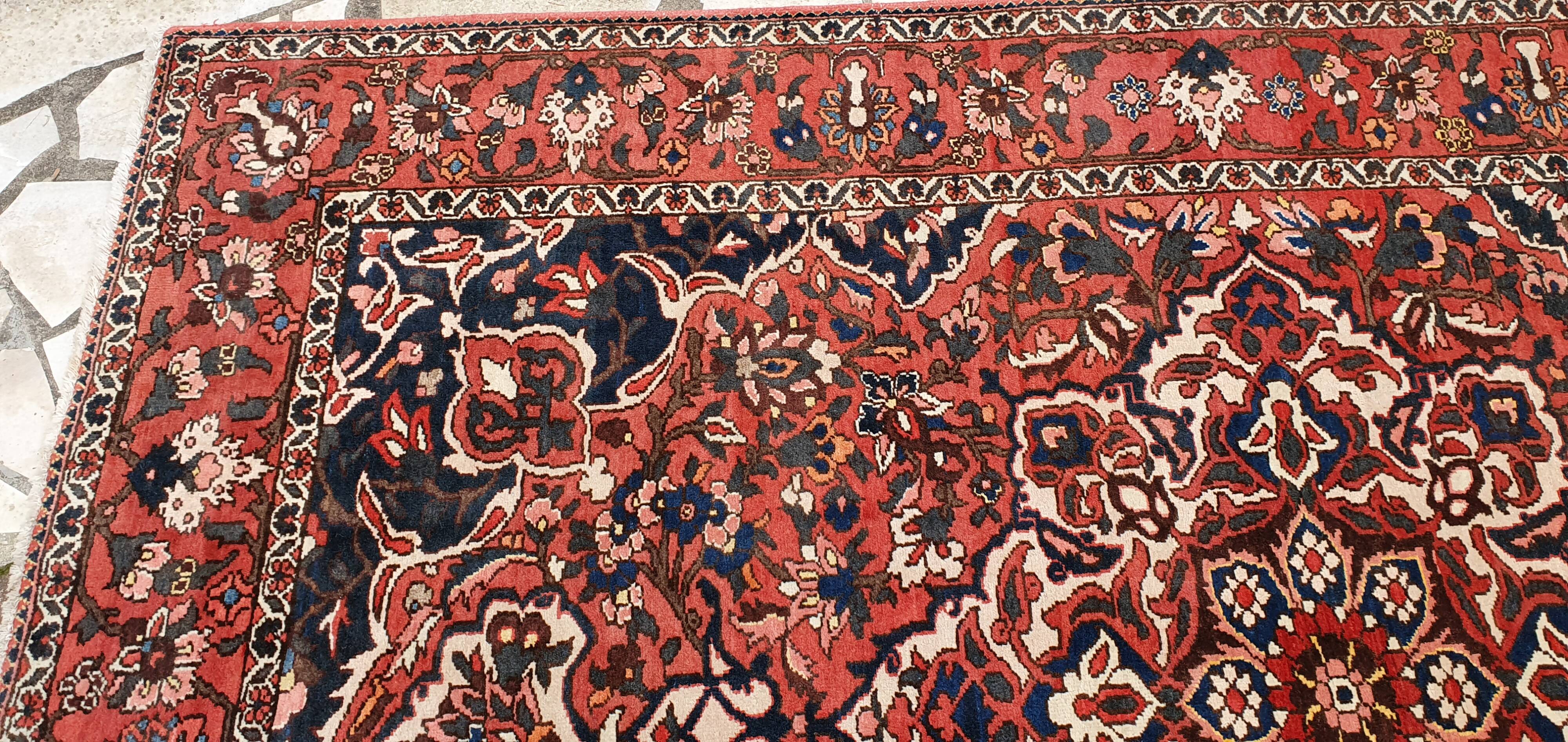 Persian Bakthiar carpet, hand knotted pure wool. Perfect condition. 215 x 300 cm. 1960.
