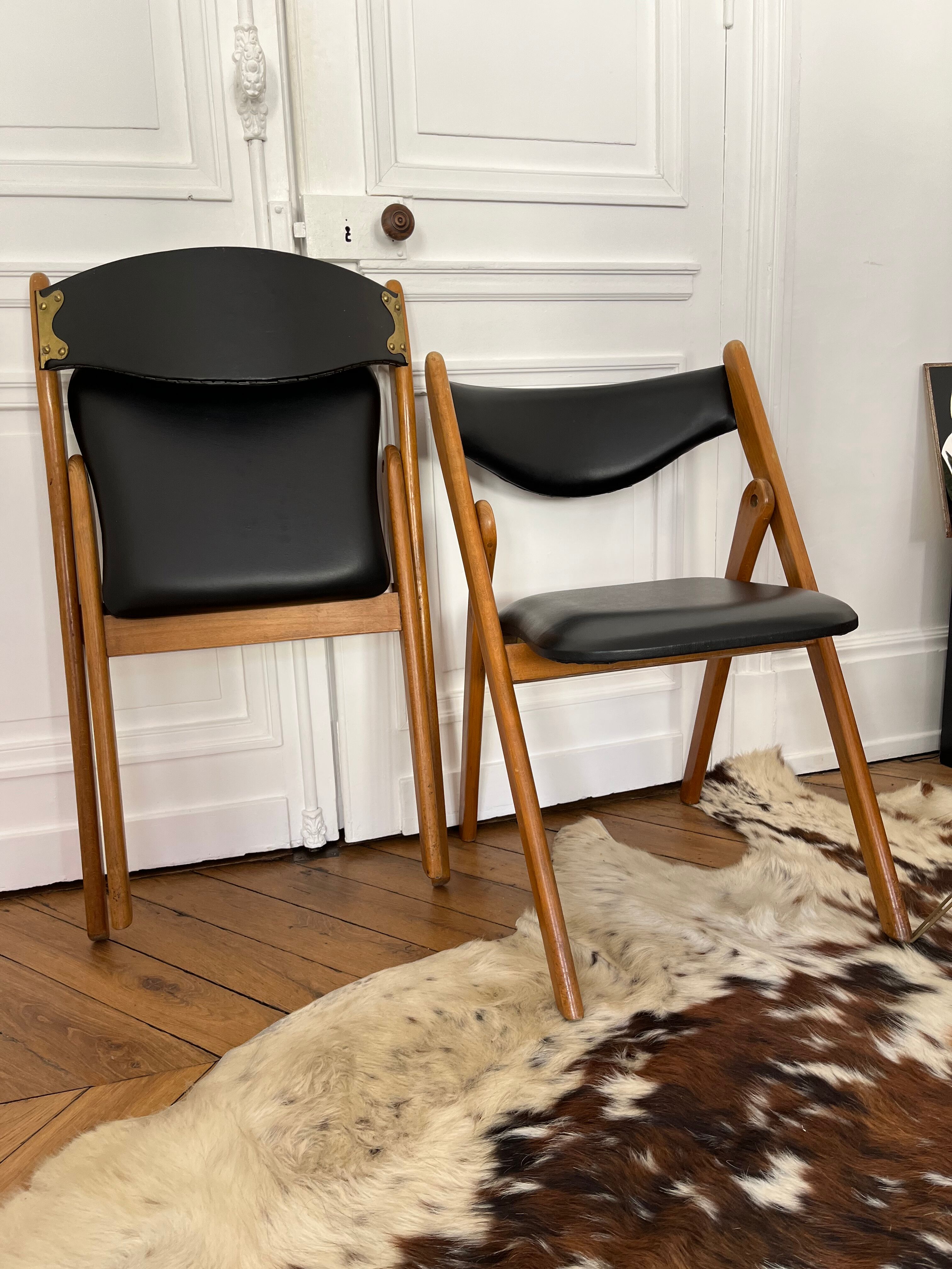 2 folding chairs wood and skaï