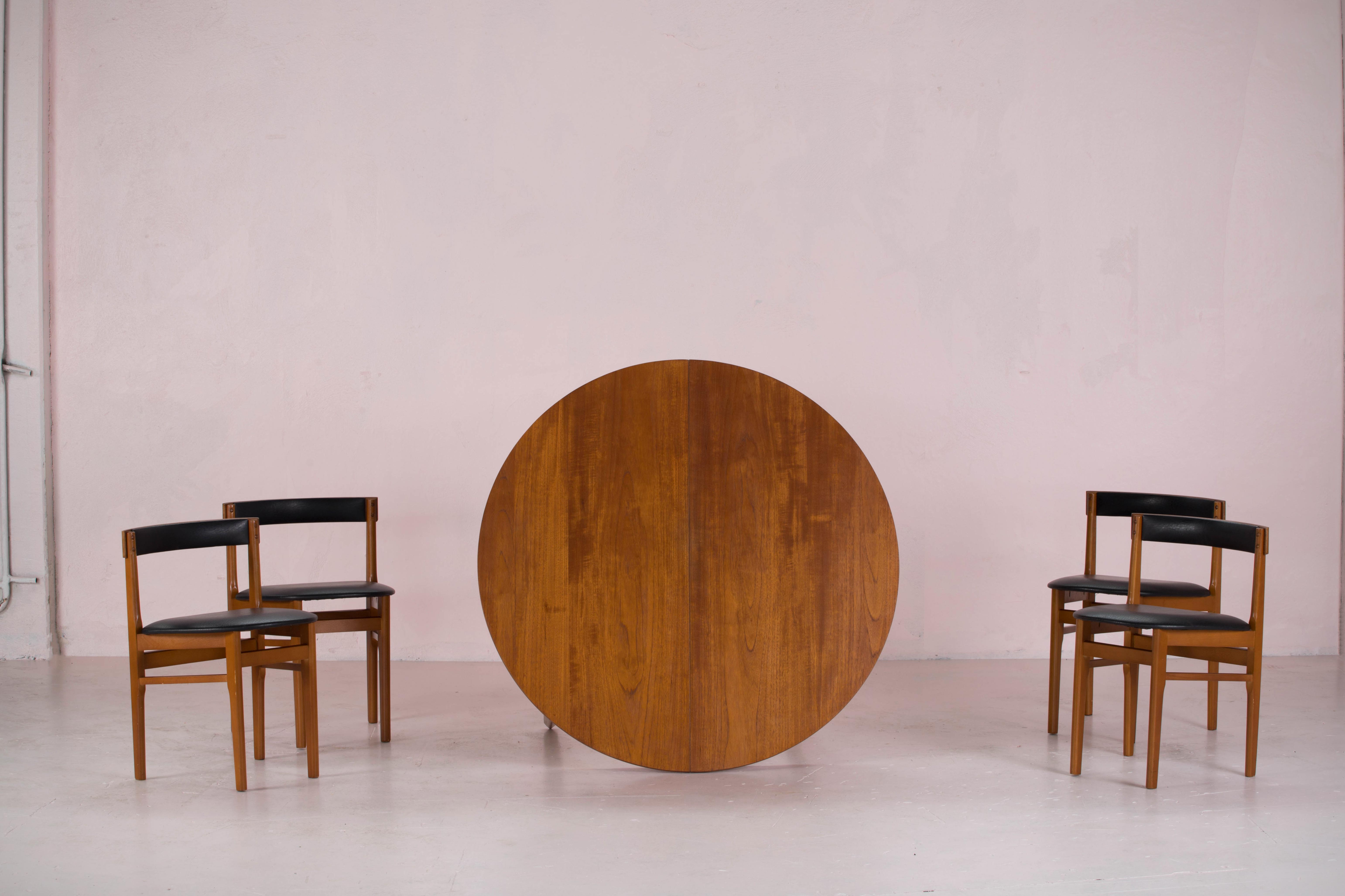 Table and 4 scandinavian encastrable chairs