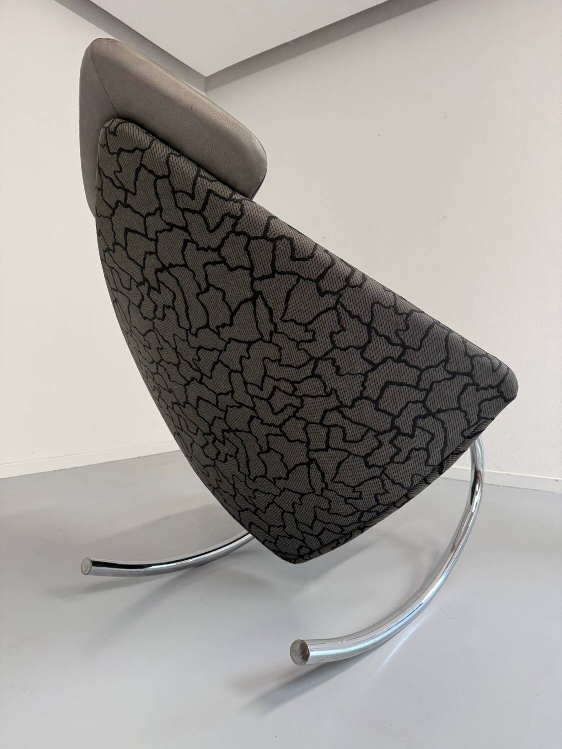 French design rocking chair in fabric and metal from the 70s/80s