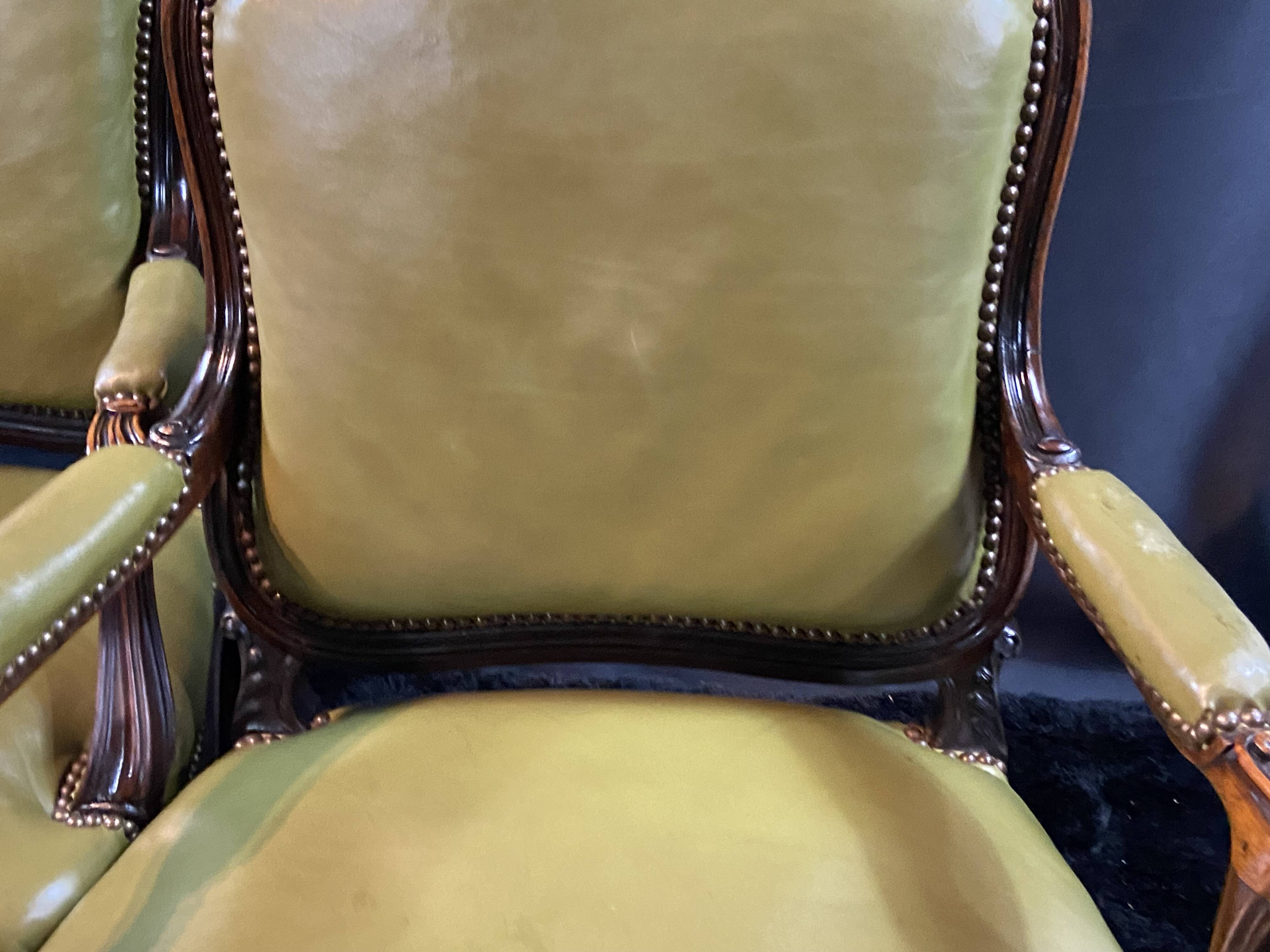 Paire de larges fauteuils XIXe en cuir vert de style Louis XV