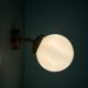 Applique globe vintage en opaline blanche