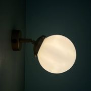 Applique globe vintage en opaline blanche