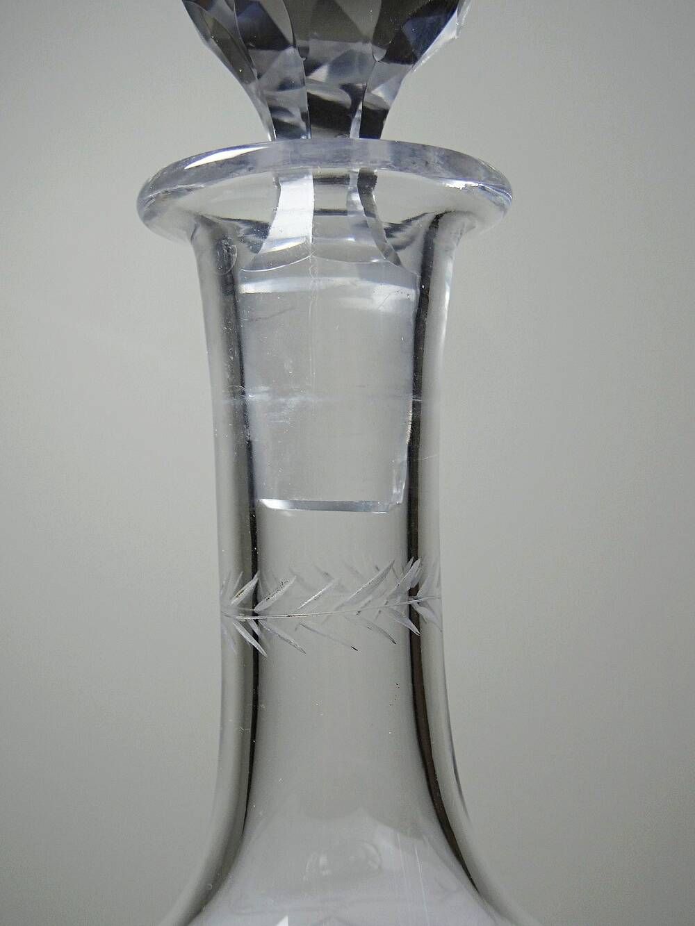 Antique crystal decanter from Nancy, engraved, circa 1920-1930.