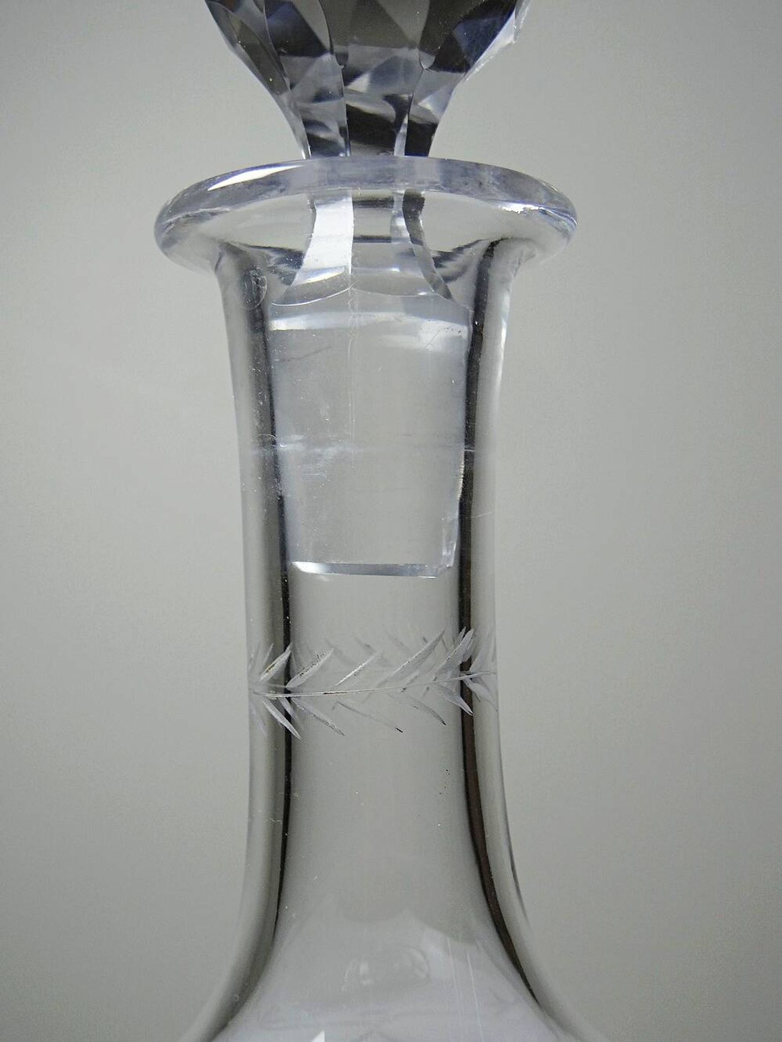 Antique crystal decanter from Nancy, engraved, circa 1920-1930.