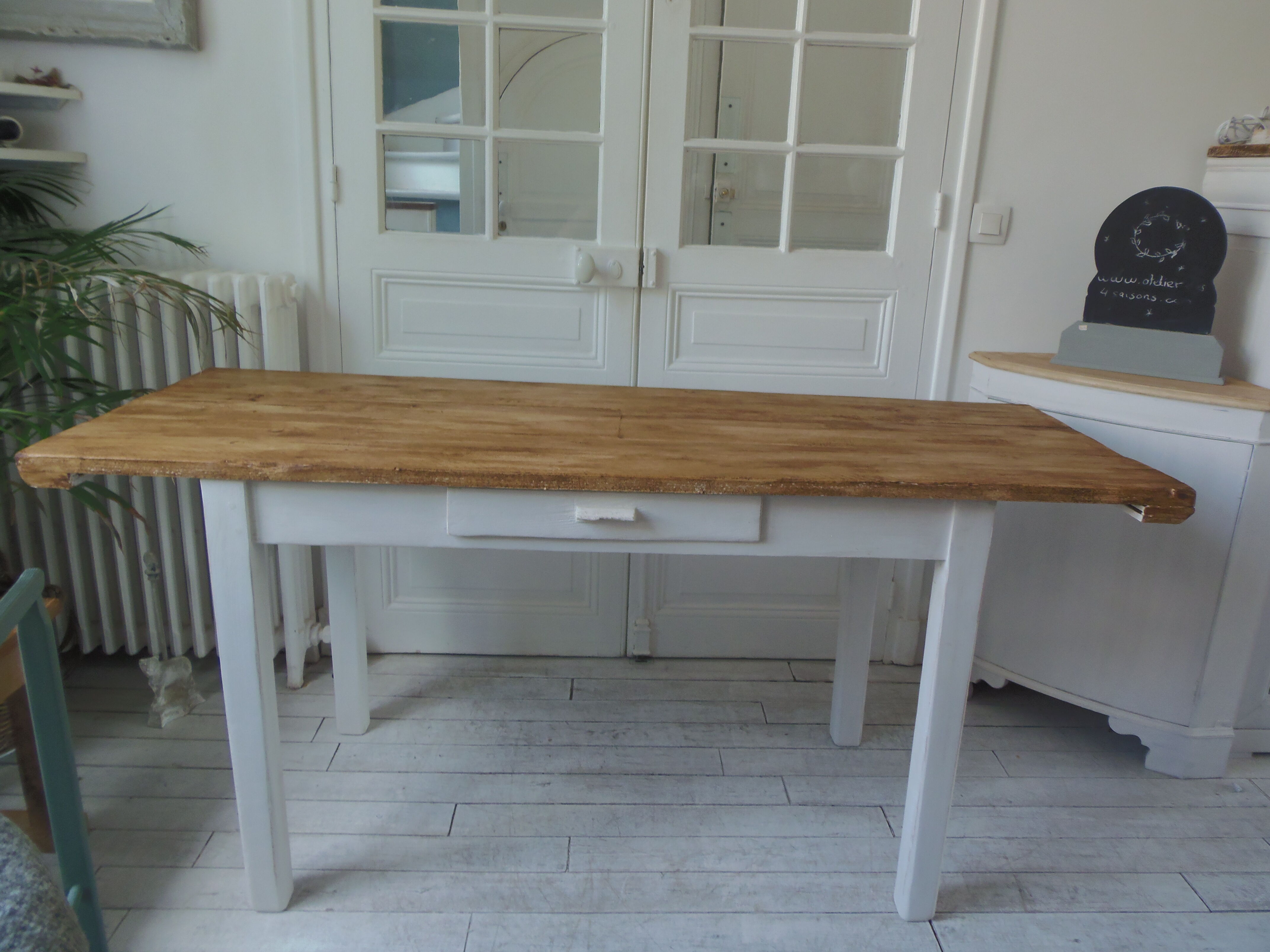 Farm table, leg and belt patinated pearl gray, waxed top medium oak.