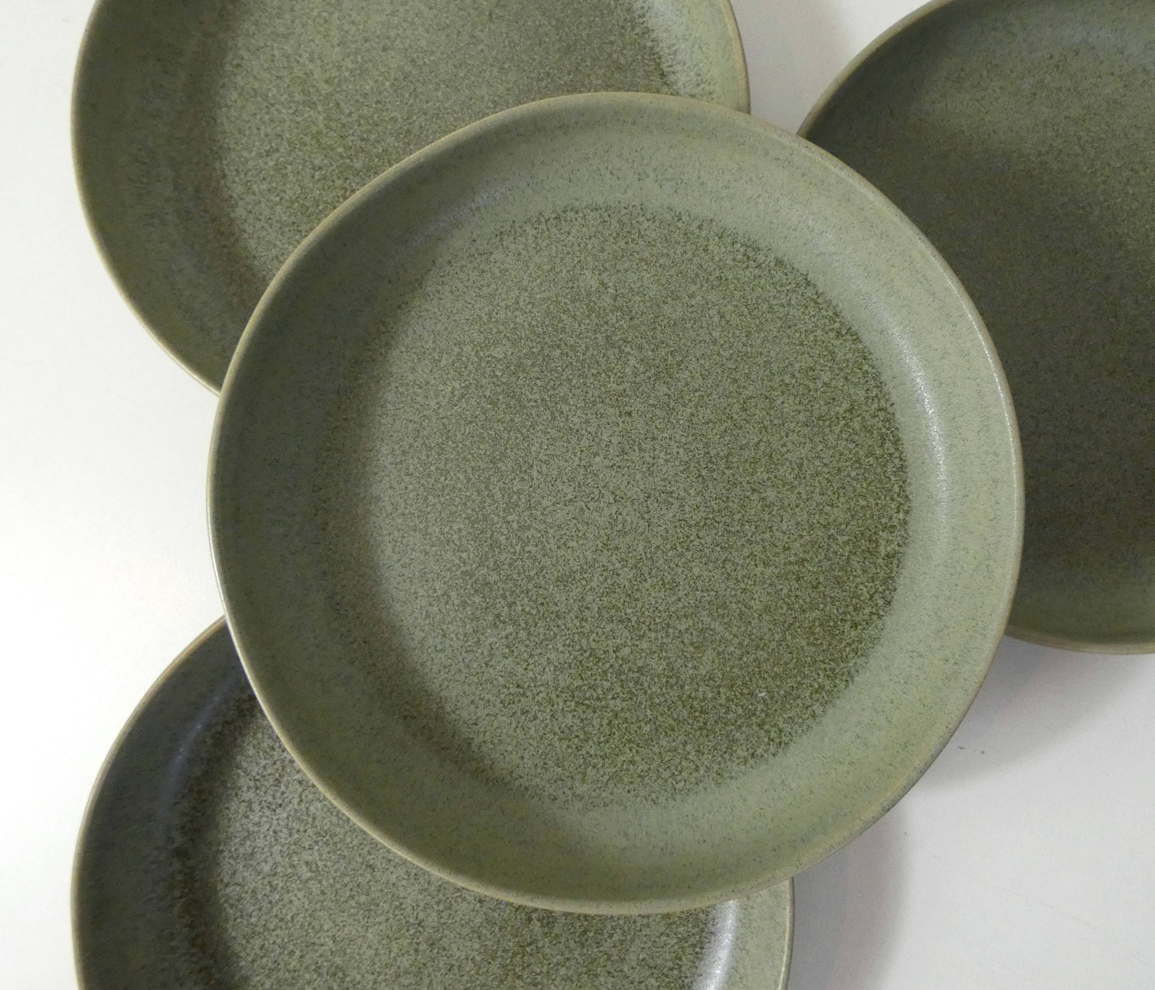 4 stoneware plates with straight edge