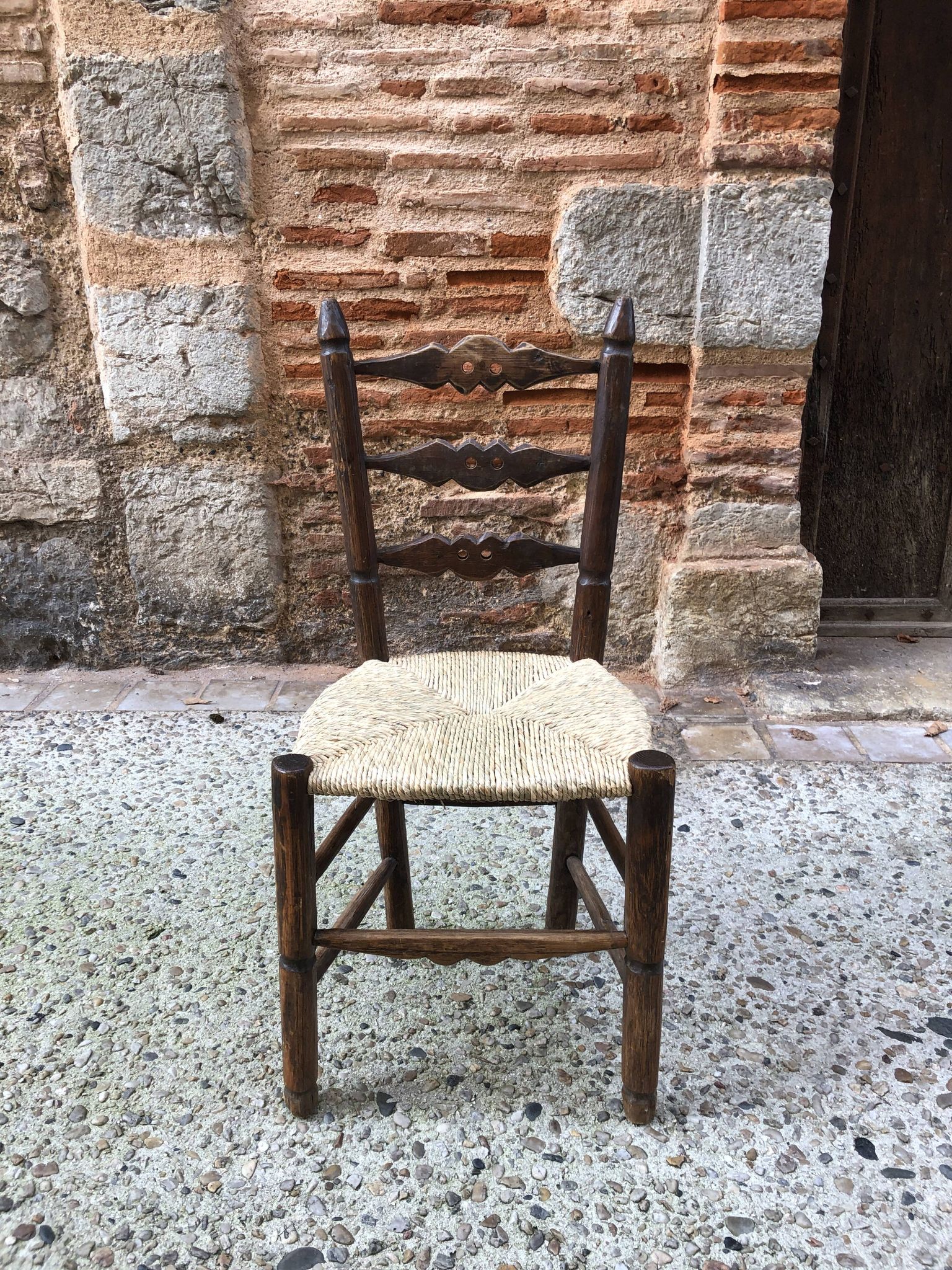 Chaise paillée brutaliste