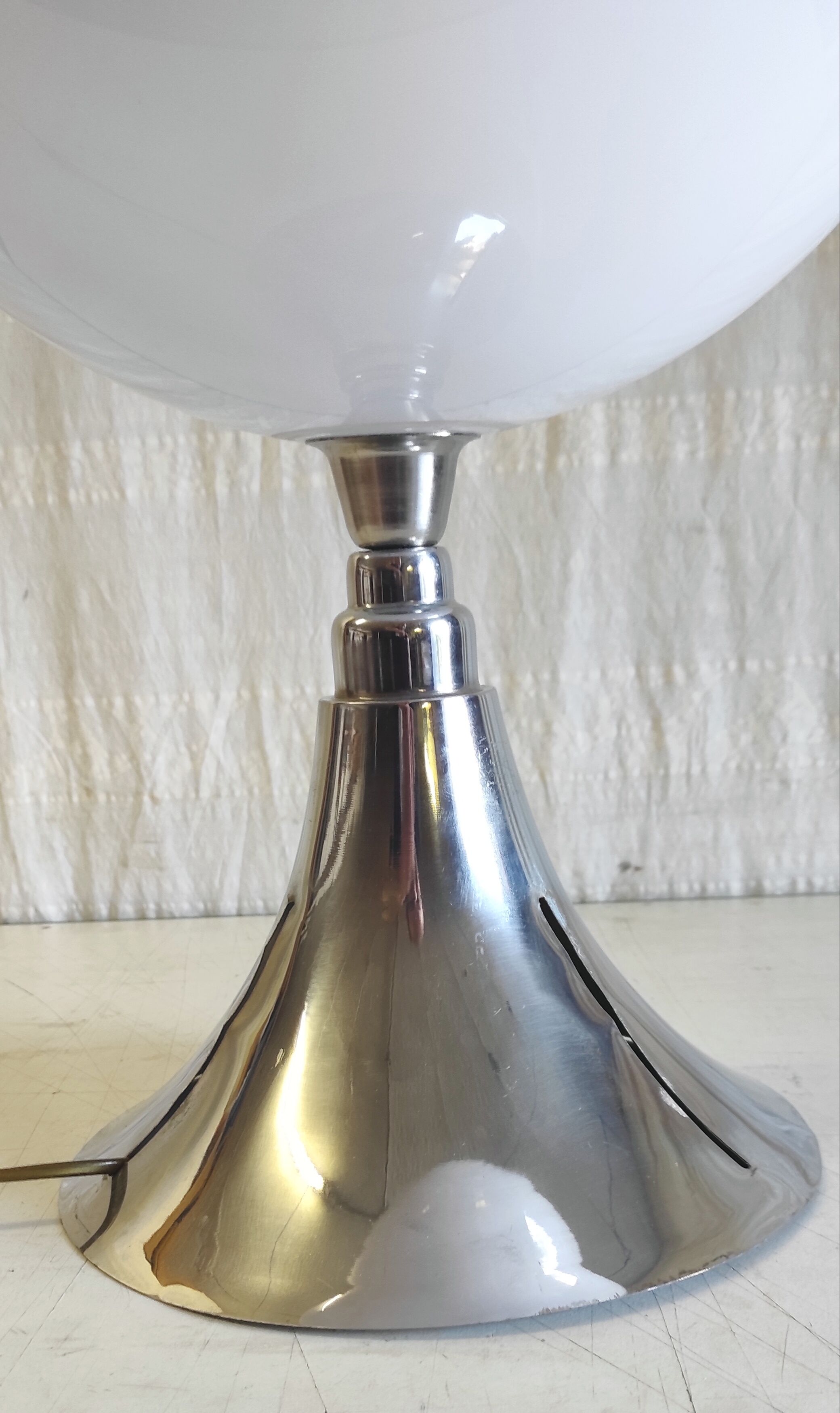 Table lamp in chrome metal and white globe - mid 20th century.