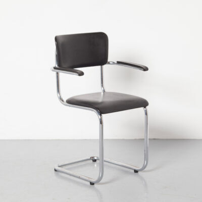 Tubax cantilever chair with black armrest