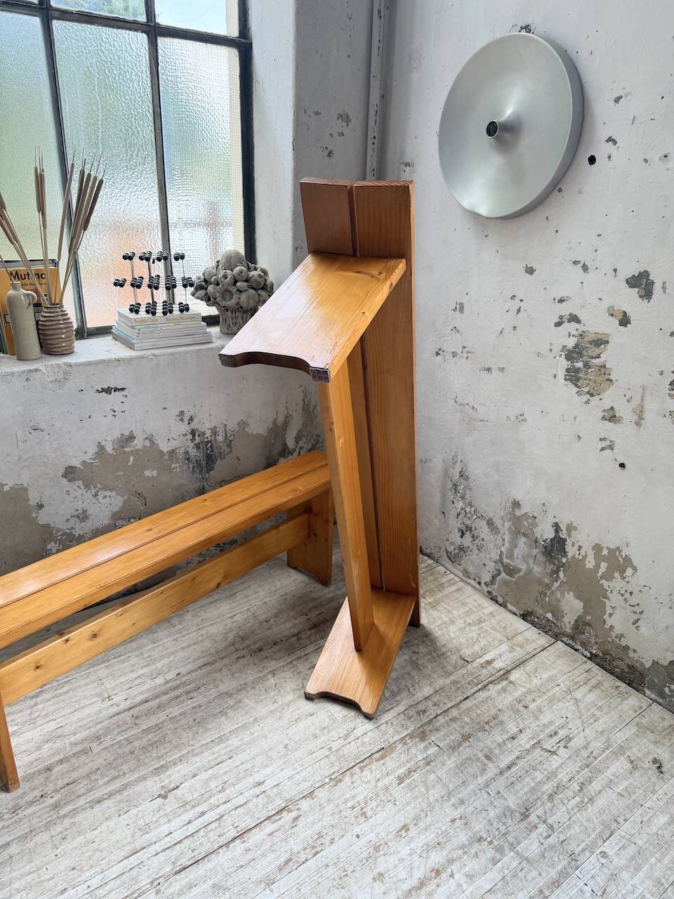 Paire de bancs en pin Charlotte Perriand Les arcs