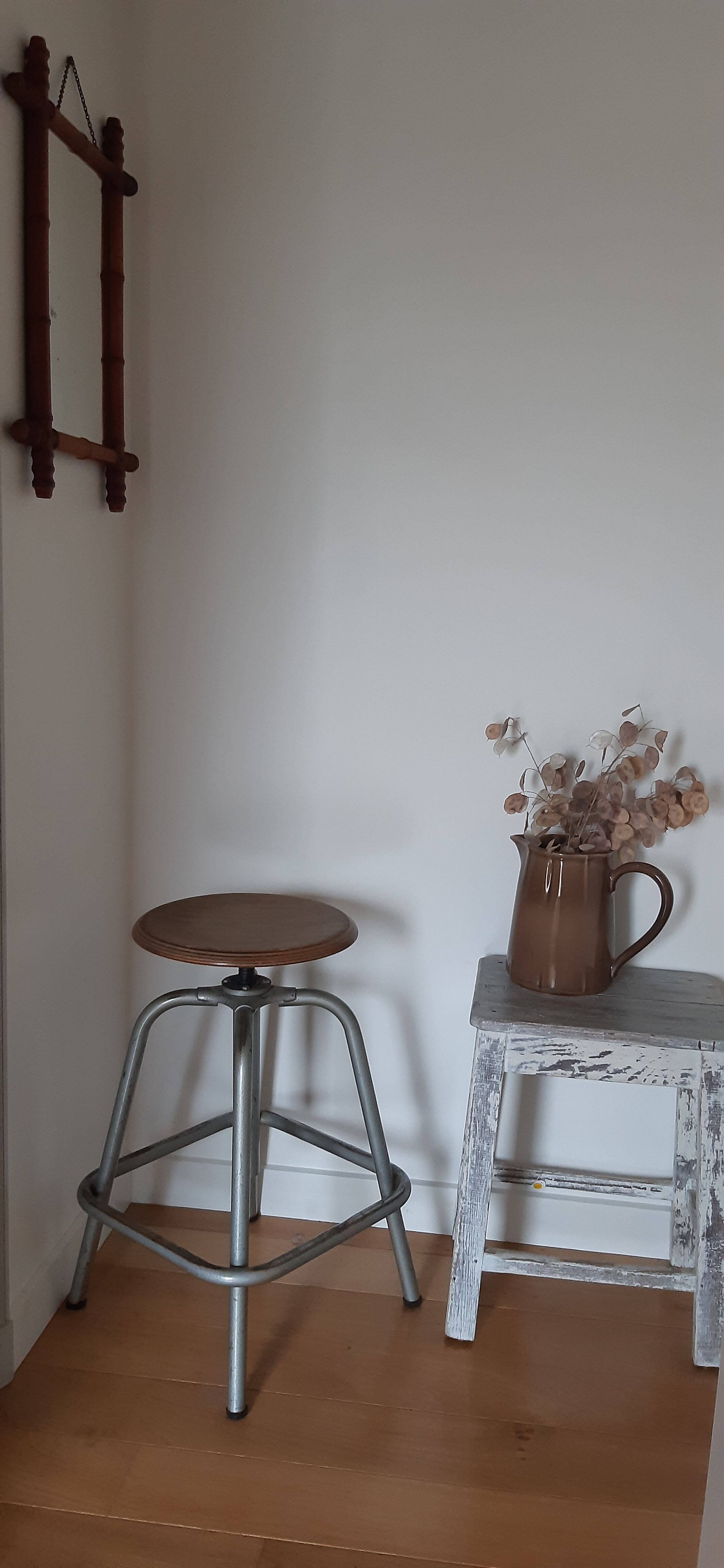 Industrial screw stool