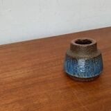 Minimalist studio pottery vase from mid-century Danish artist Michael Andersen, Bornholm, 1960s.