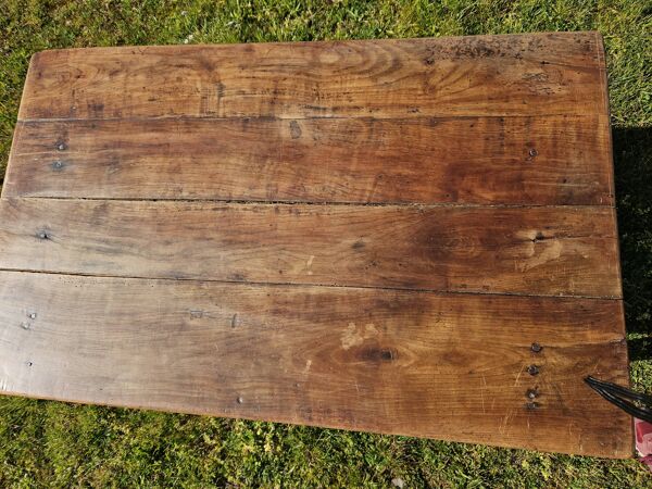 Table en bois avec un tiroir