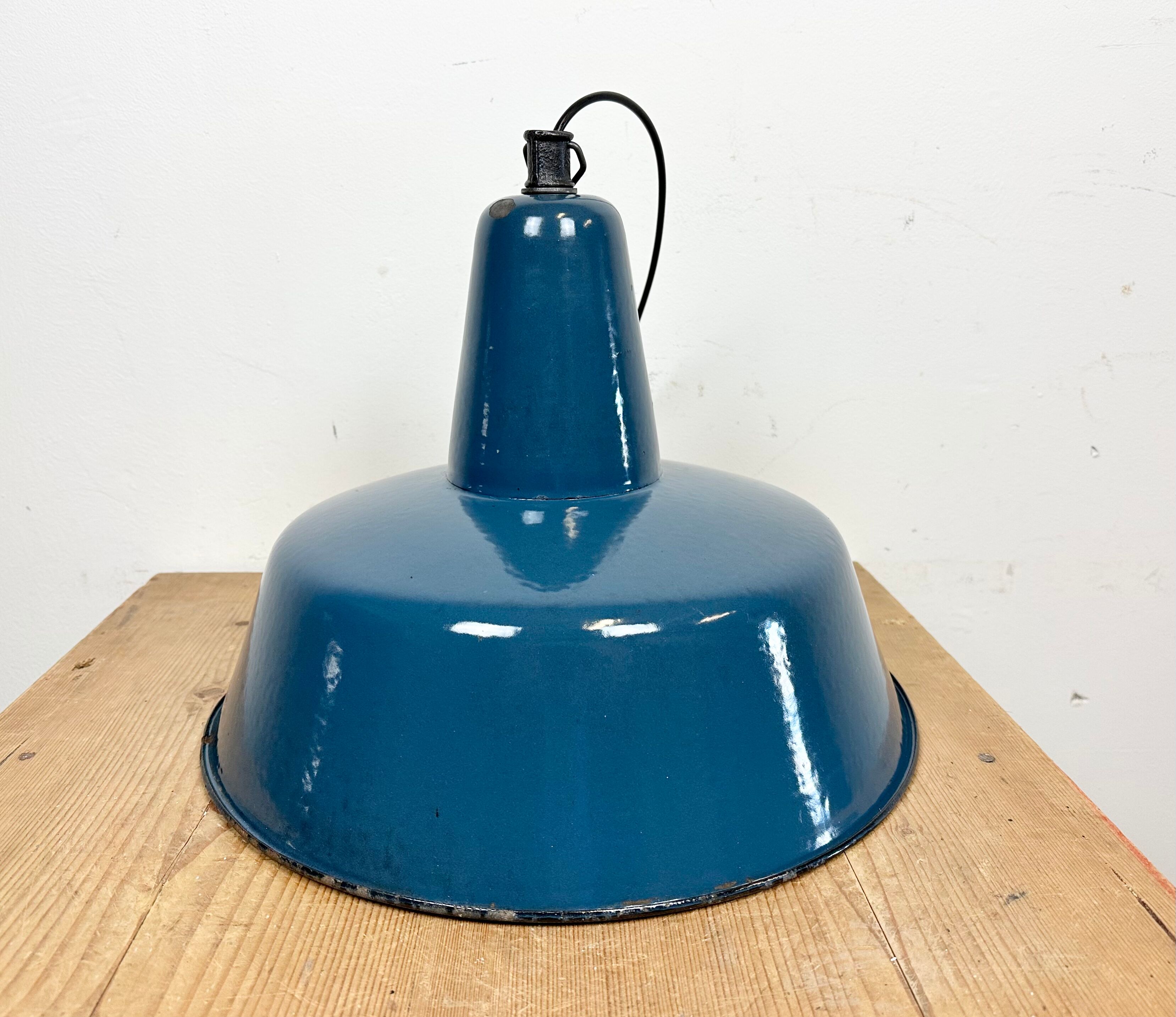 Suspension industrielle en émail bleu d’usine, années 1960