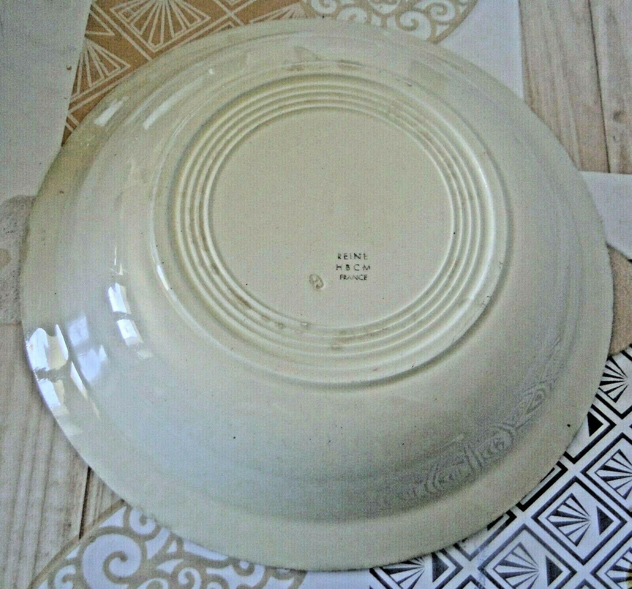 Flat hollow round old earthenware hbcm model queen 28.5 cm