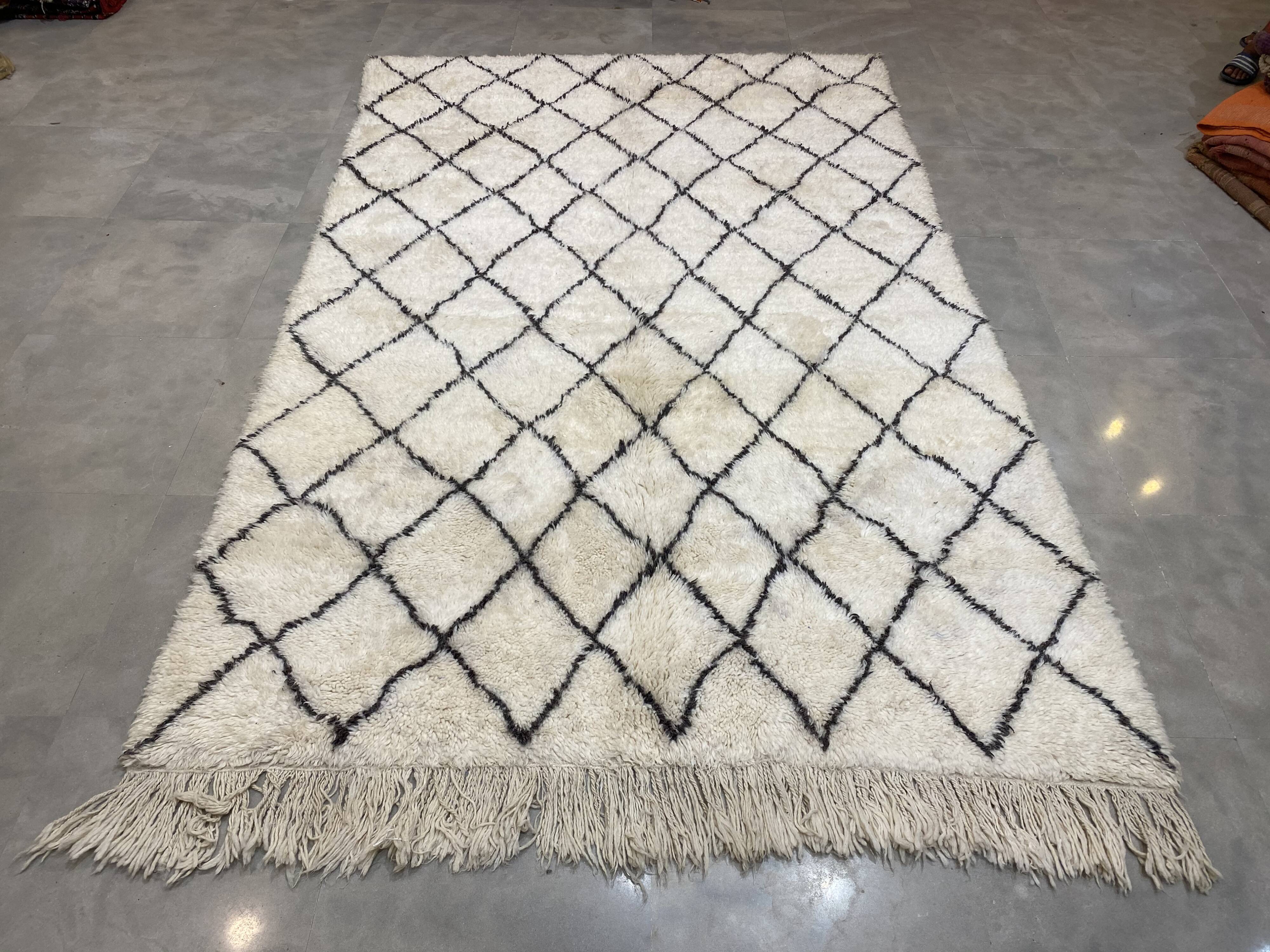 White/black laine laine carpet with tiles 310x190cm