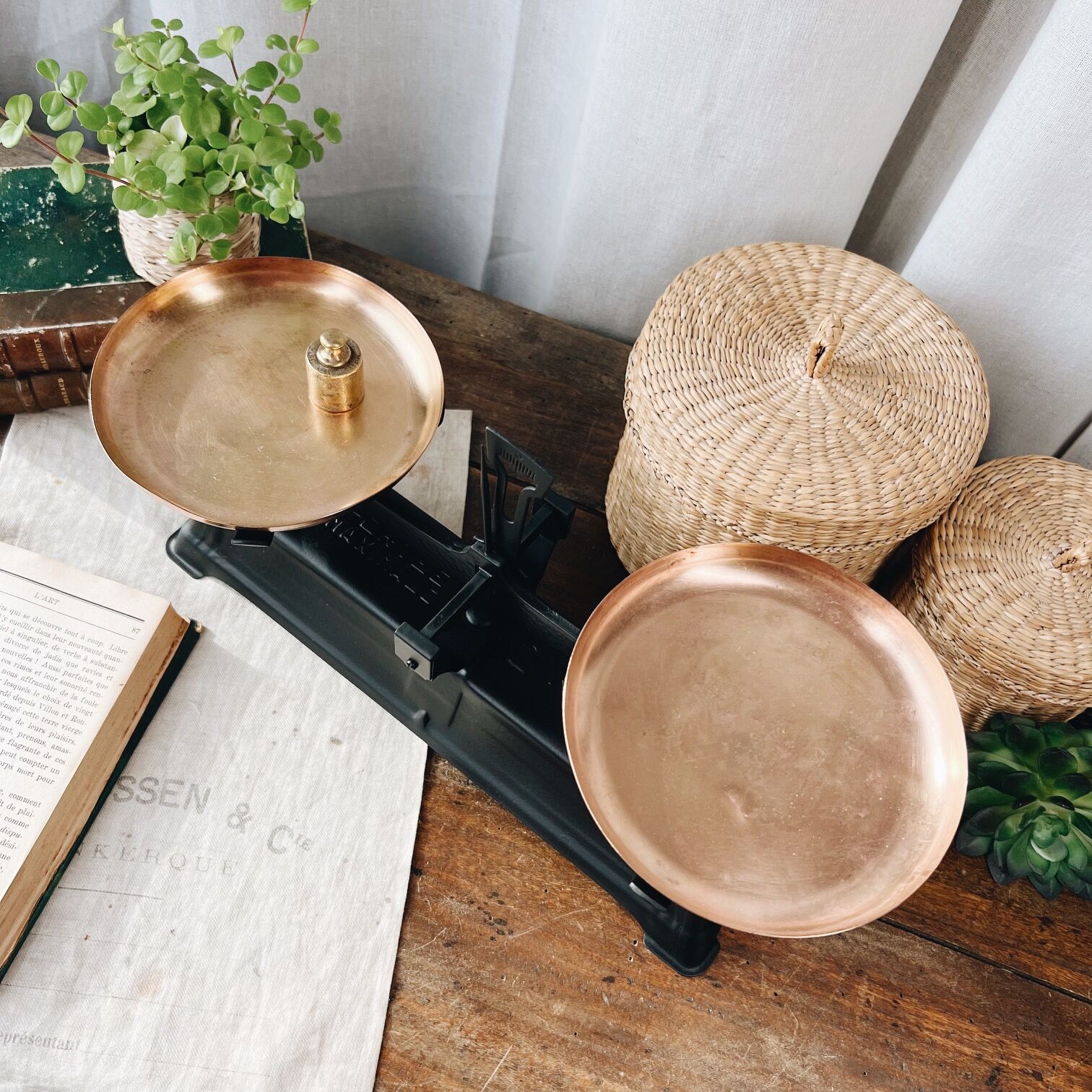 Scale 2 kg in brass and metal