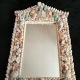 Miroir biseauté, recouvert d'une accumulation de coquillages de collection et de branches de corail