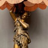 Lampe à figure féminine.