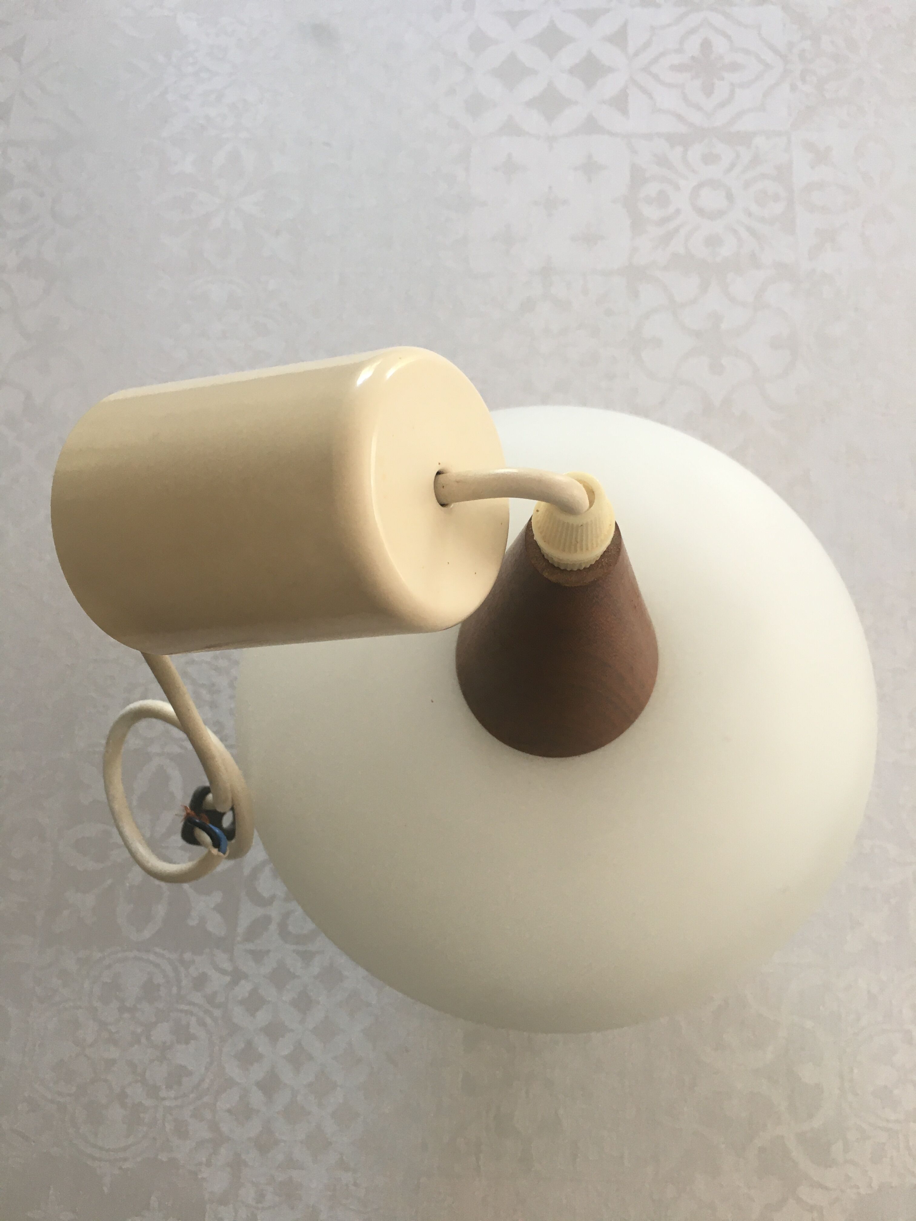 Suspension scandinave teck et opalin 1950-1960