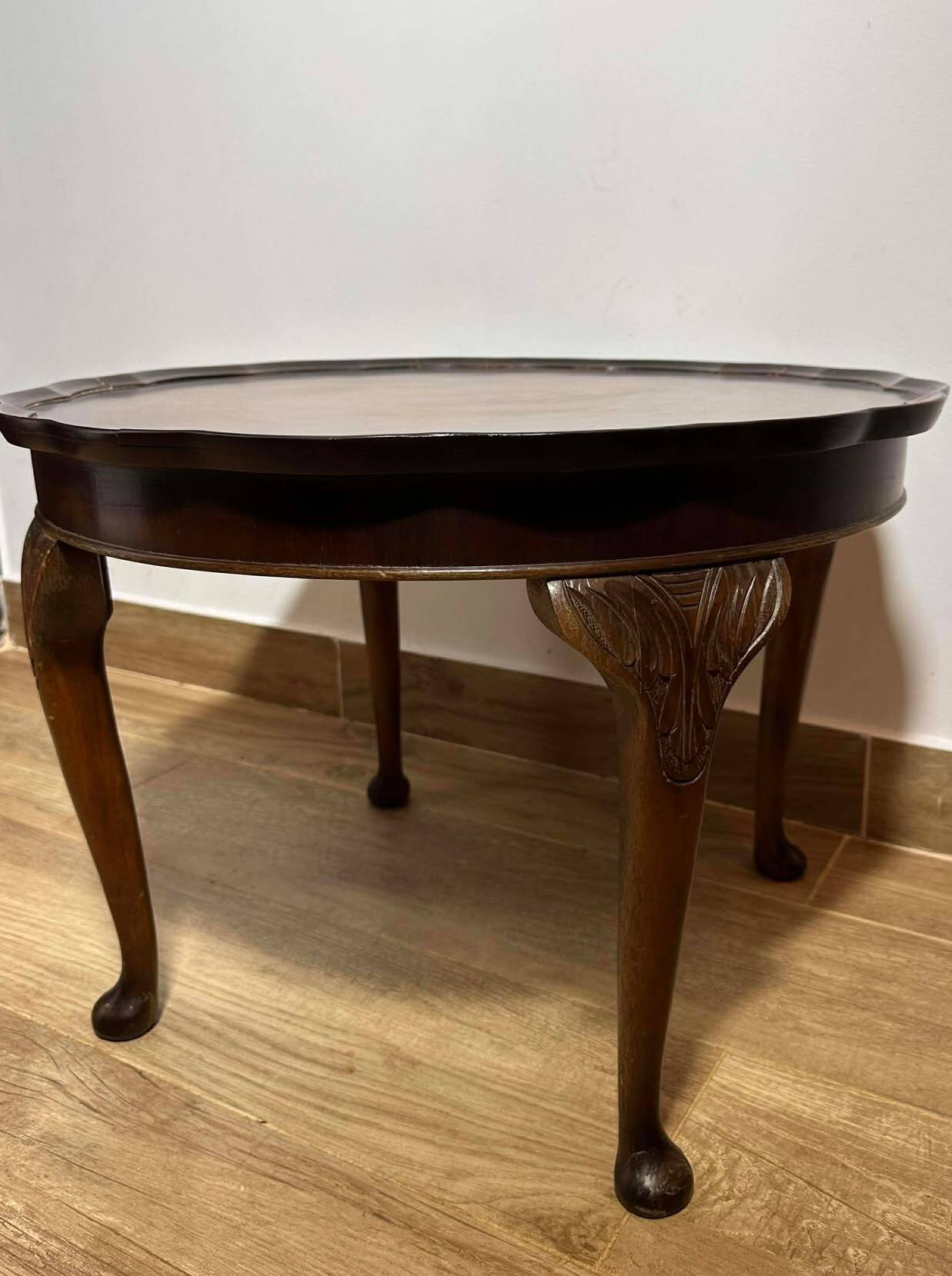 Queen Anne Style Burr Walnut Round Coffee Table by Cameo (Circa 1960)