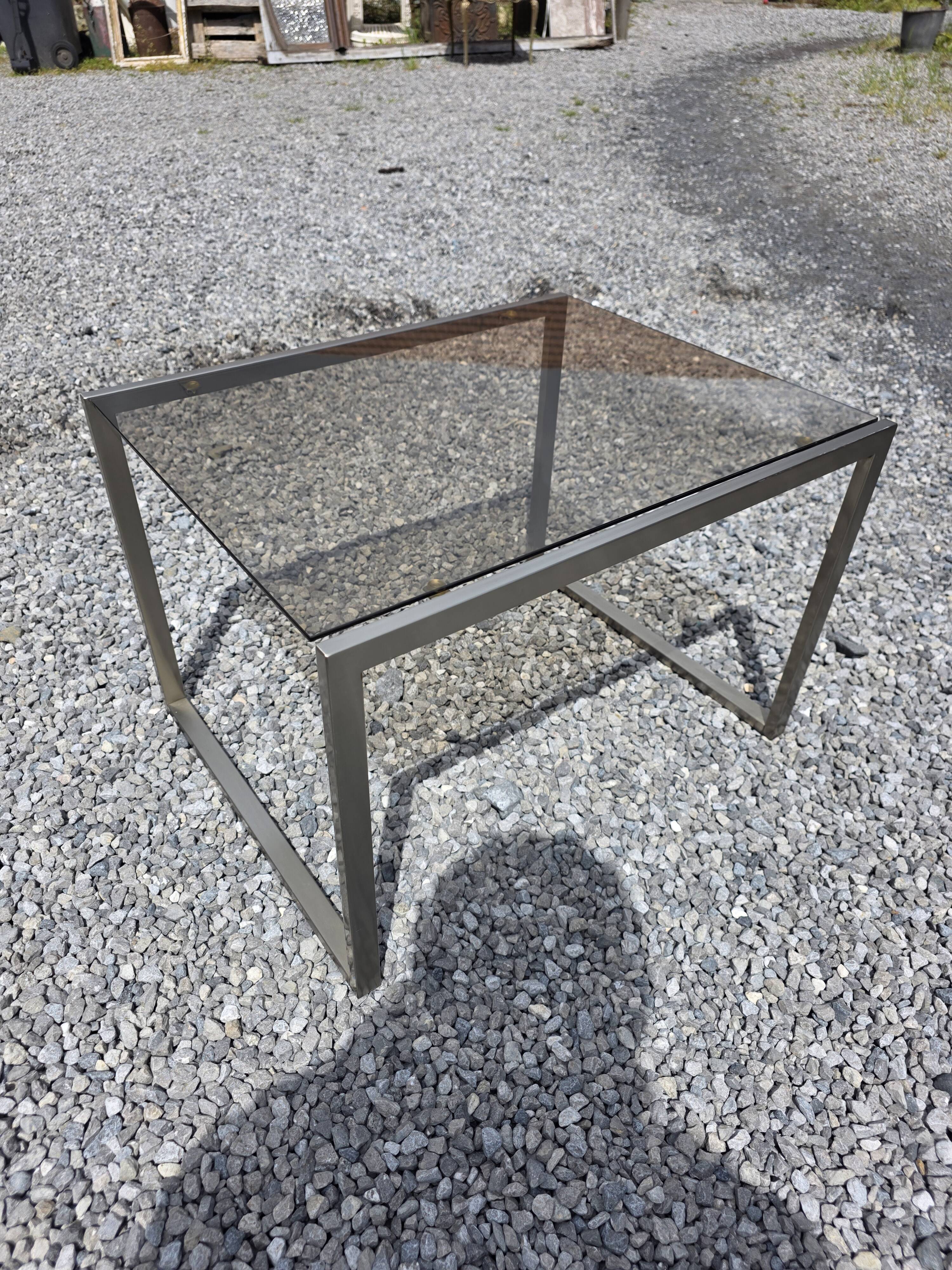 Table basse en métal brossé dessus verre fumé, années 70/80