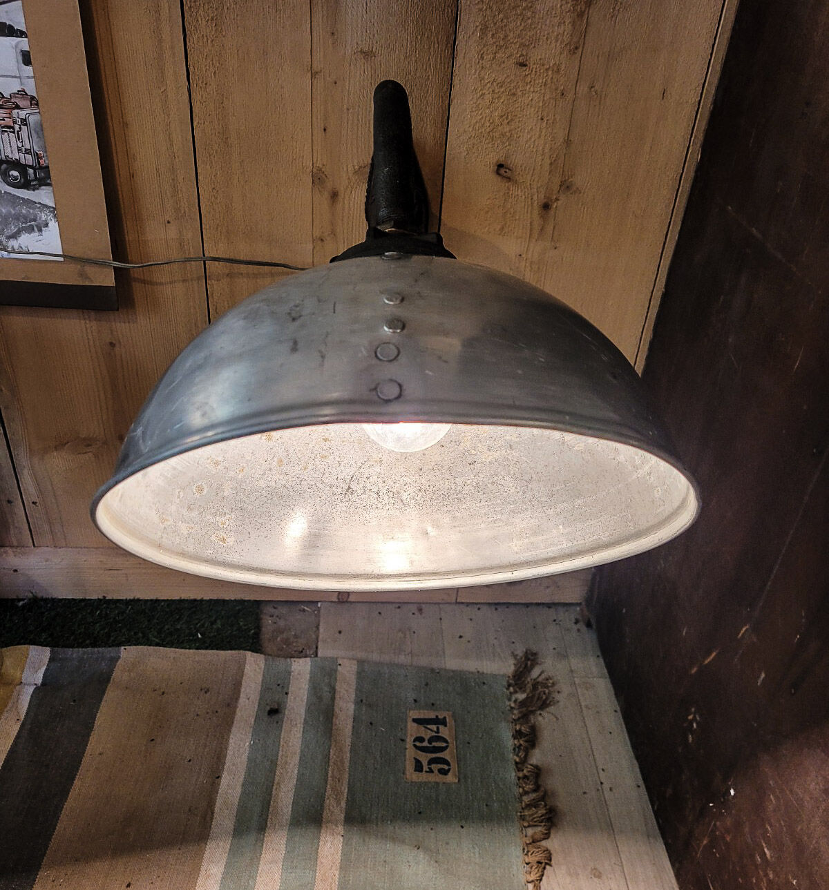 Industrial wall lamp