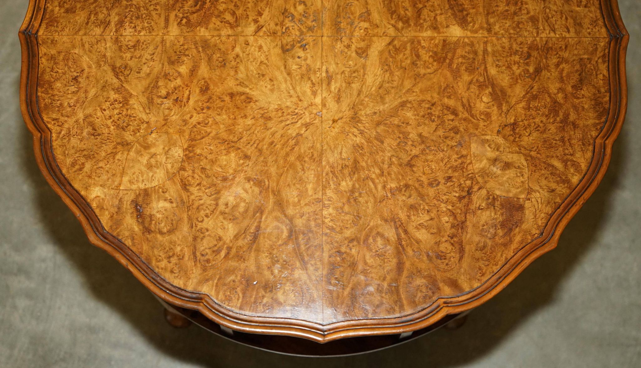 Table basse vintage Burr Walnut pivotante années 1940
