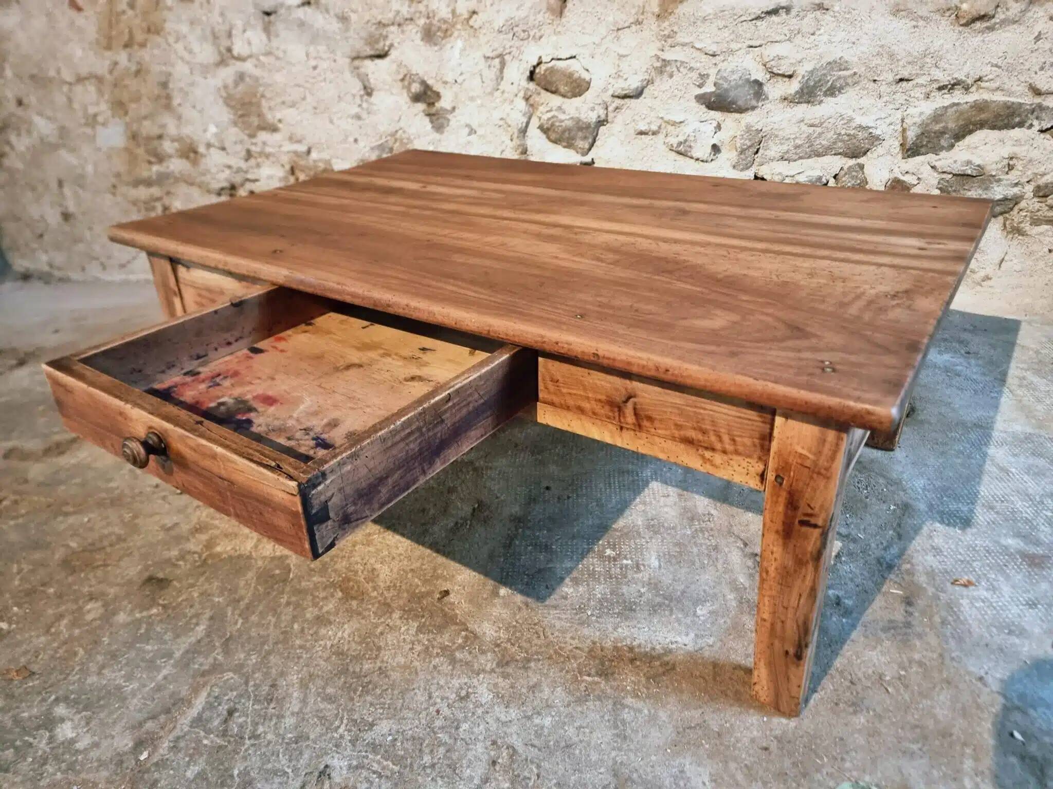 Table basse ancienne française en noyer avec tiroir – XIXe siècle, vers 1850