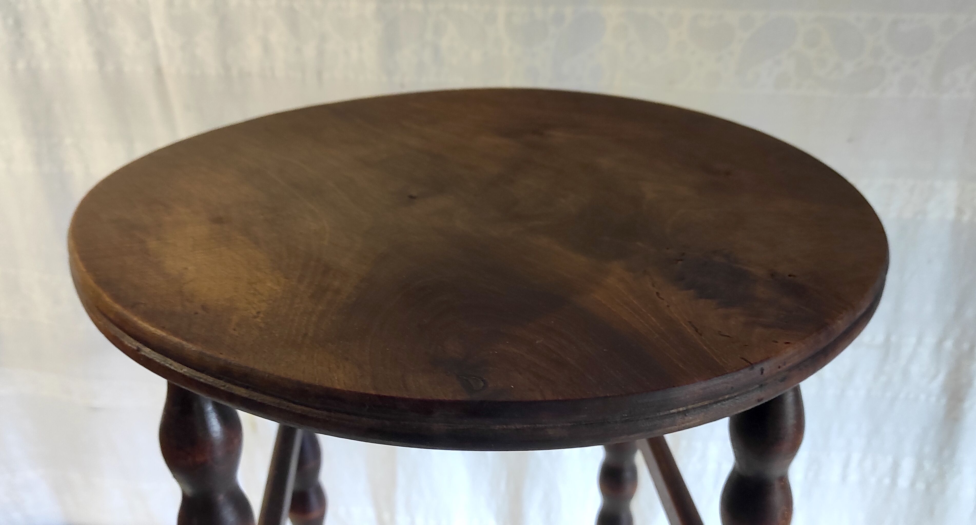 Side table / pedestal table in turned solid wood – 40s/50s