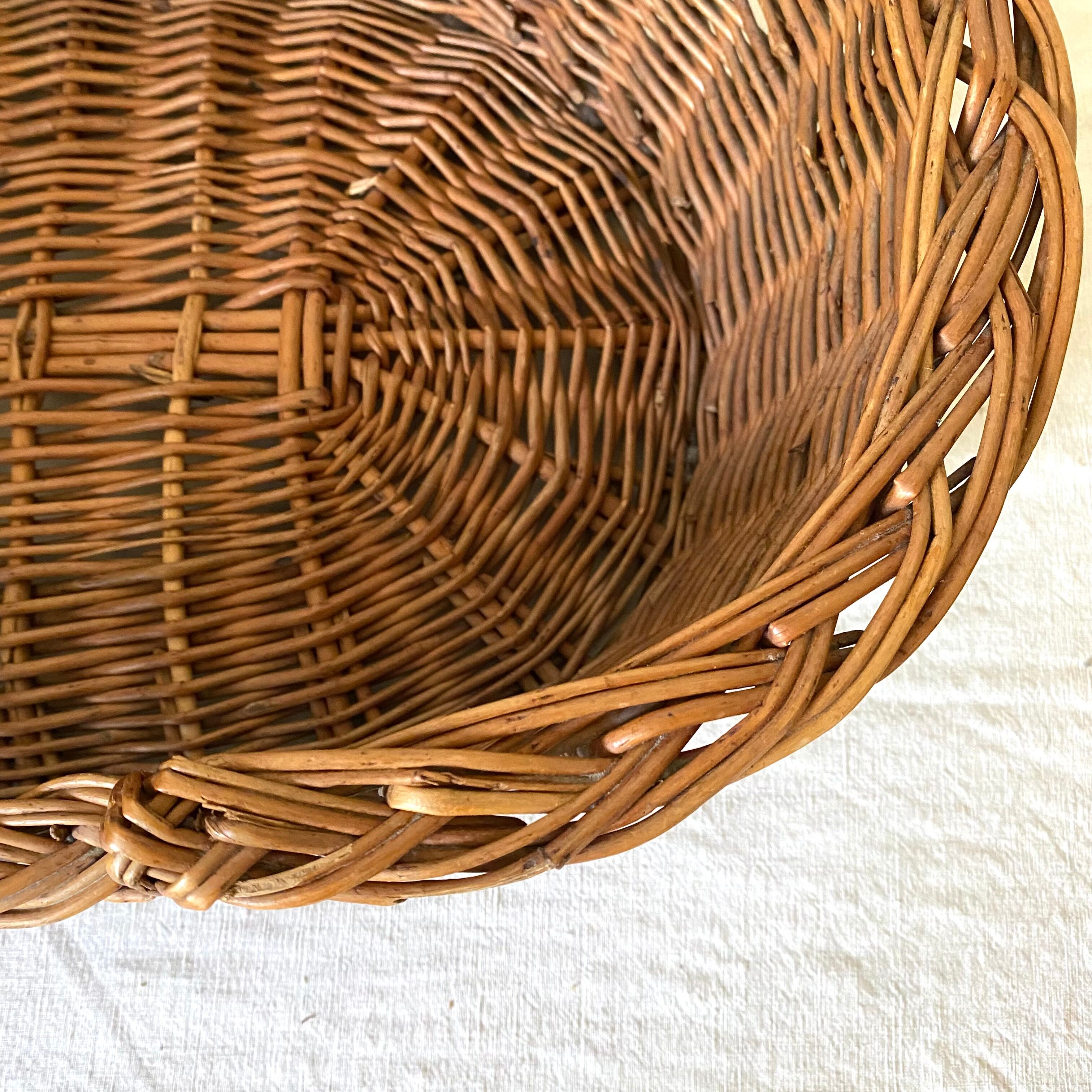 Vintage woven wicker basket for cat or dog