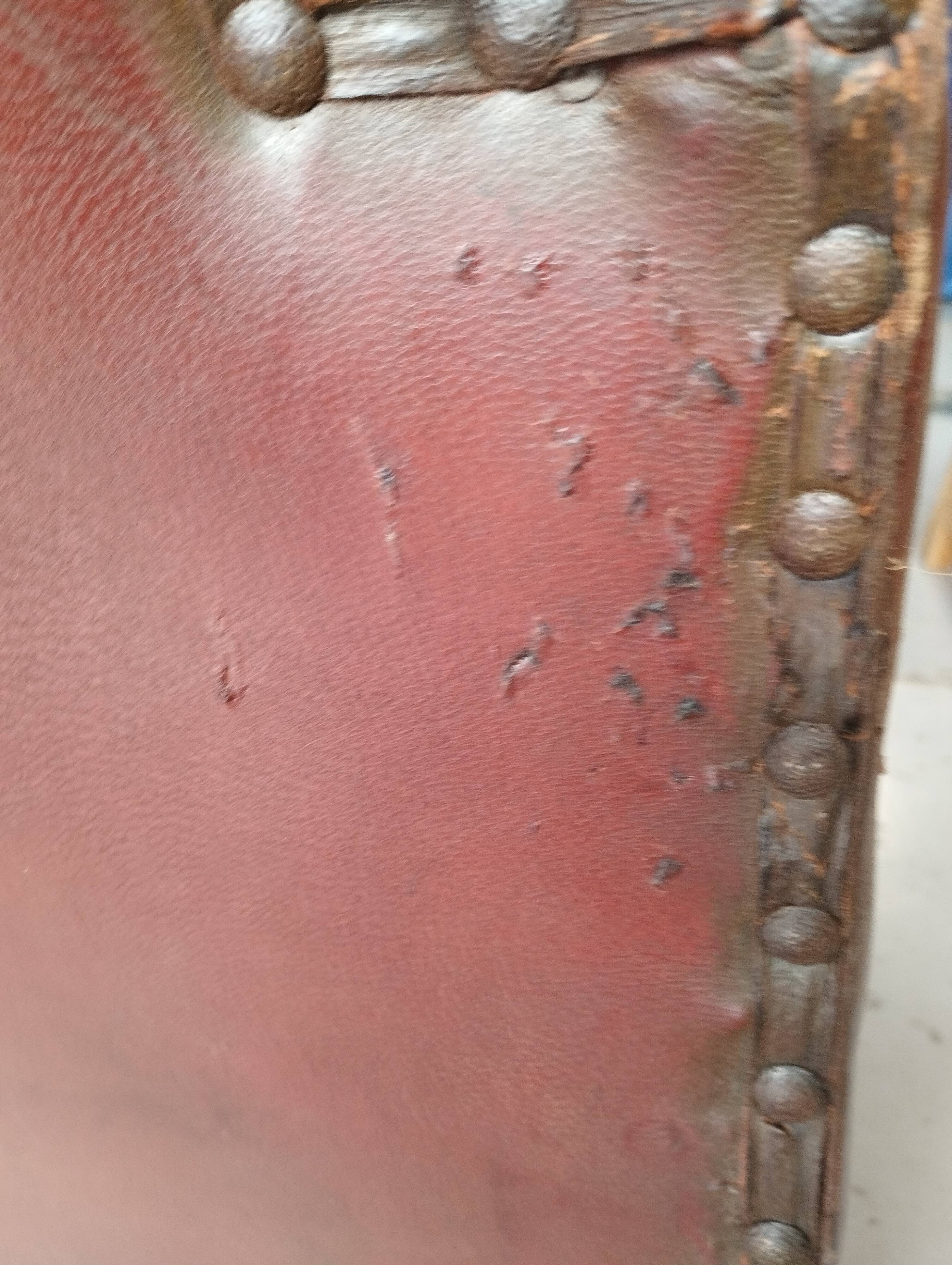 Paire de fauteuils art-déco en cuir