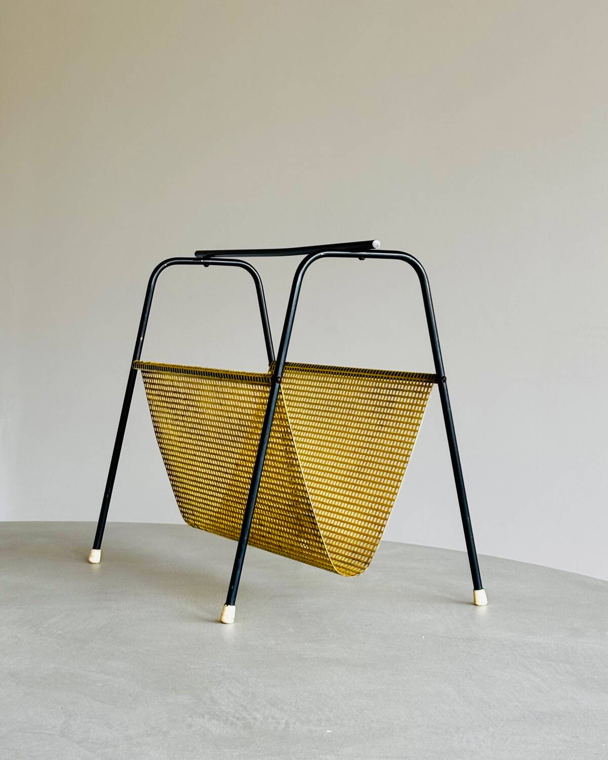 Pilastro magazine rack by Tjerk Reijenga – black metal and yellow mesh