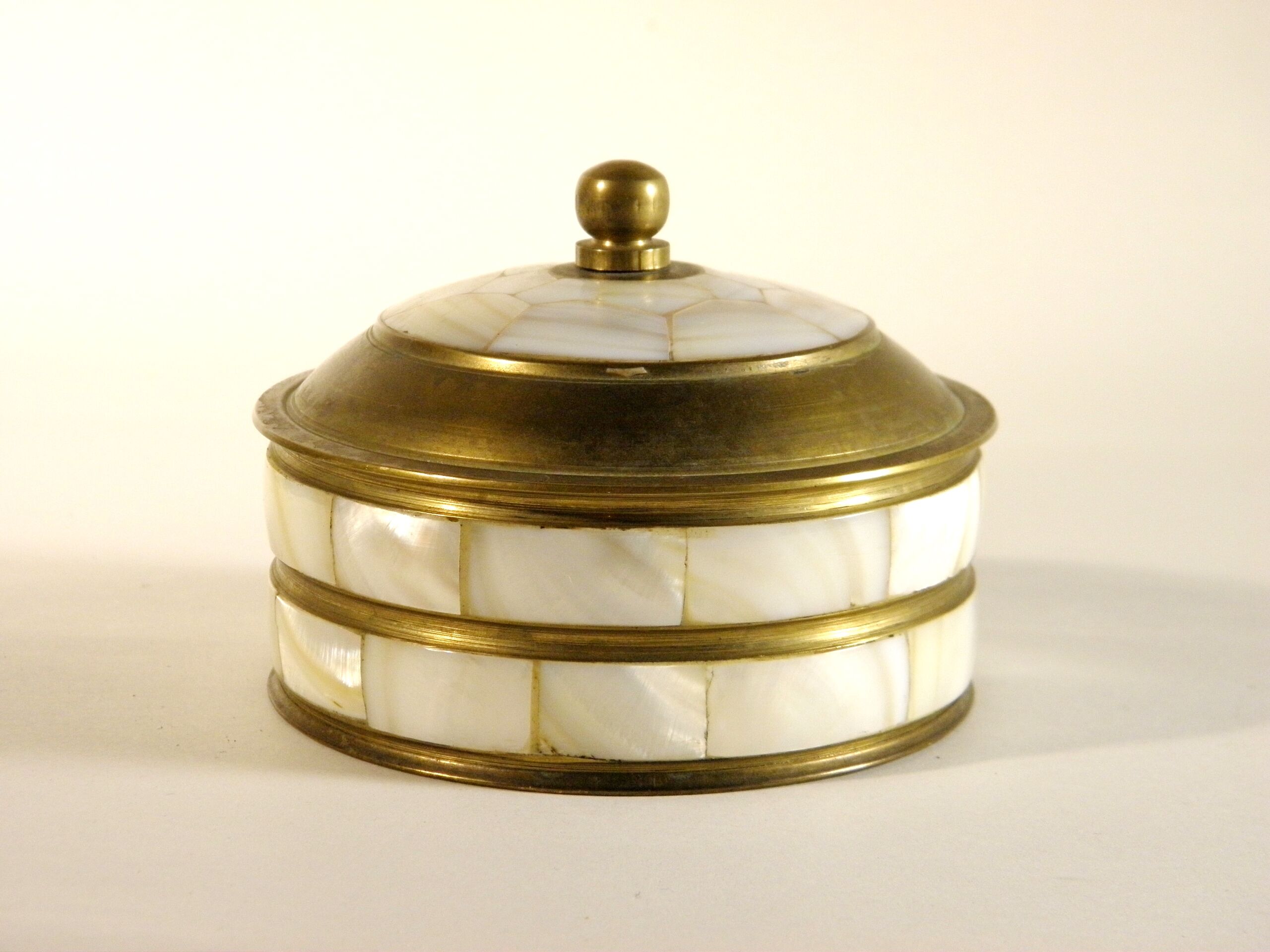 Round brass and mother-of-pearl box 9 x 7 cm