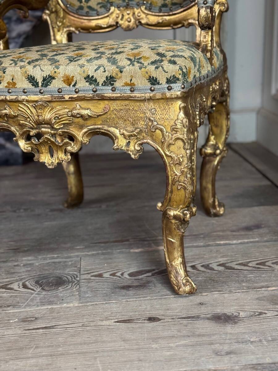 Remarkable small armchair in carved and gilded wood, Venice, early 18th century