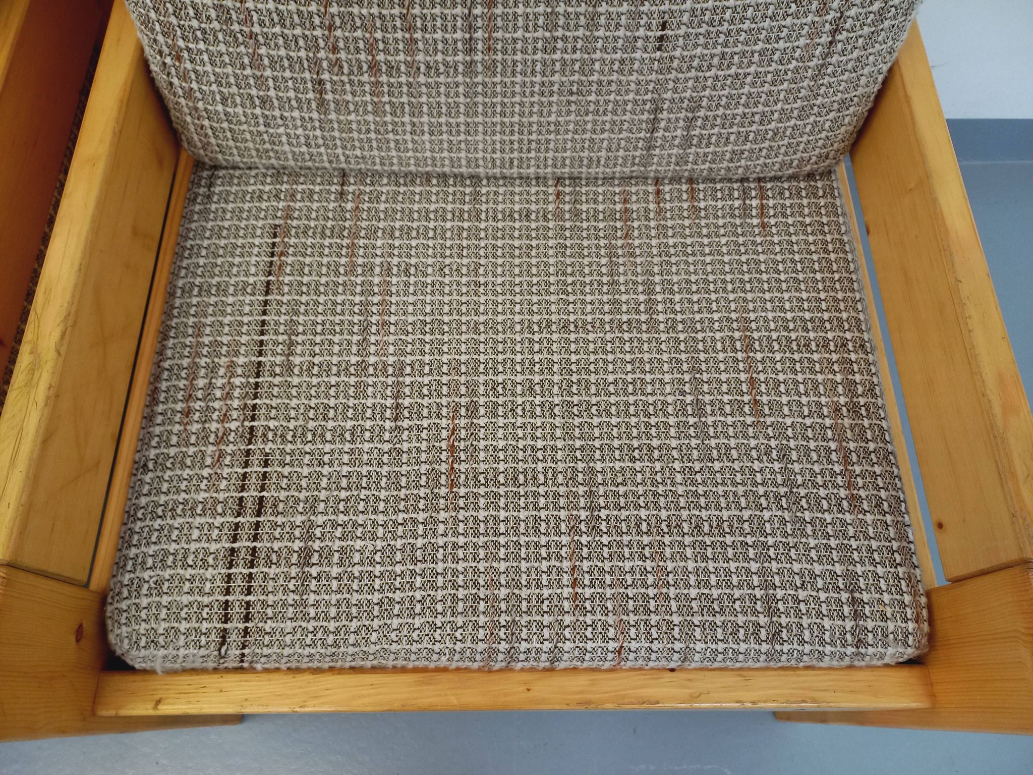 Set of 2 vintage fireside chairs in pine and fabric from the 70s