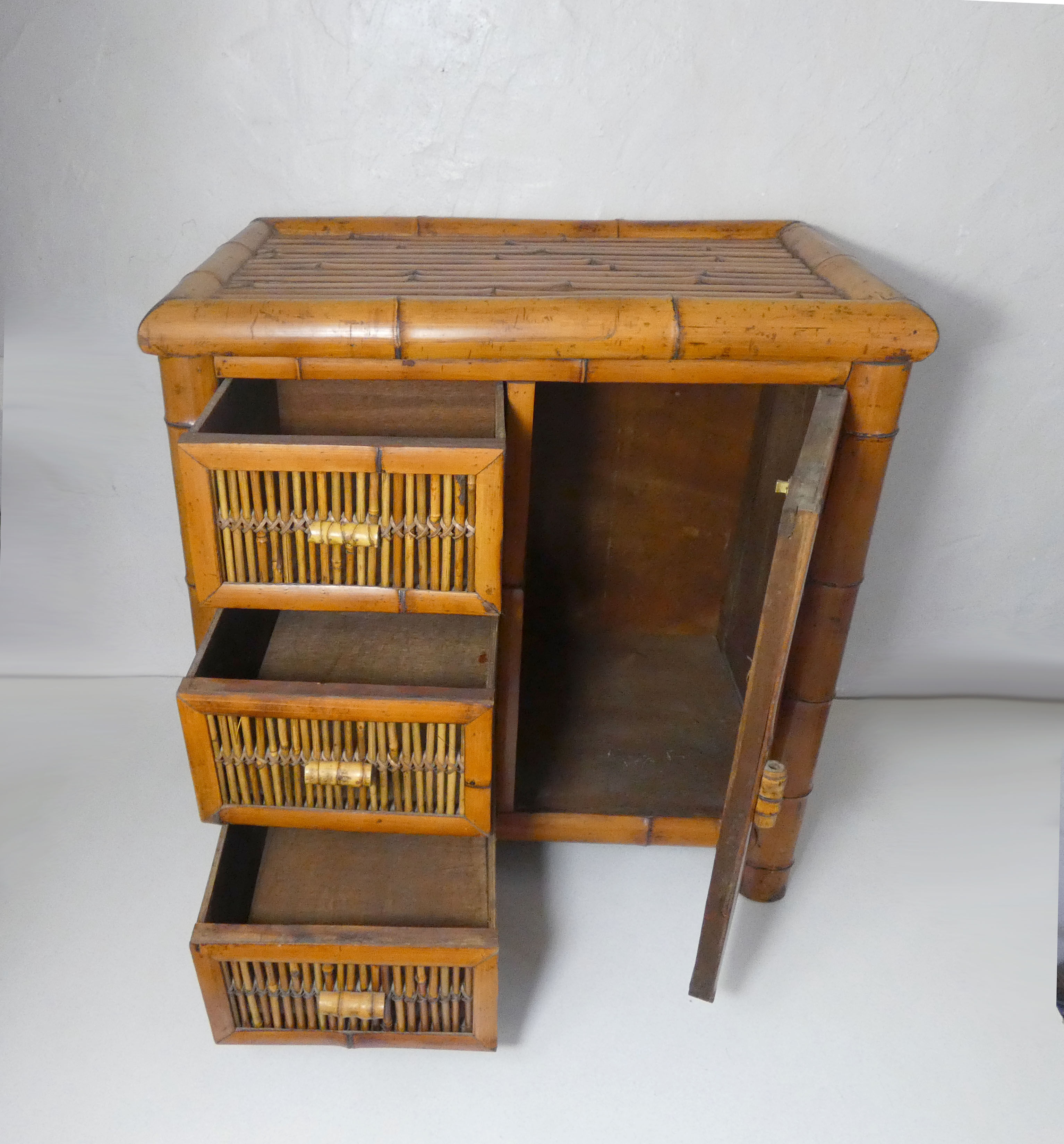 Meuble d'appoint chiffonnier en rotin bambou ethnique vintage