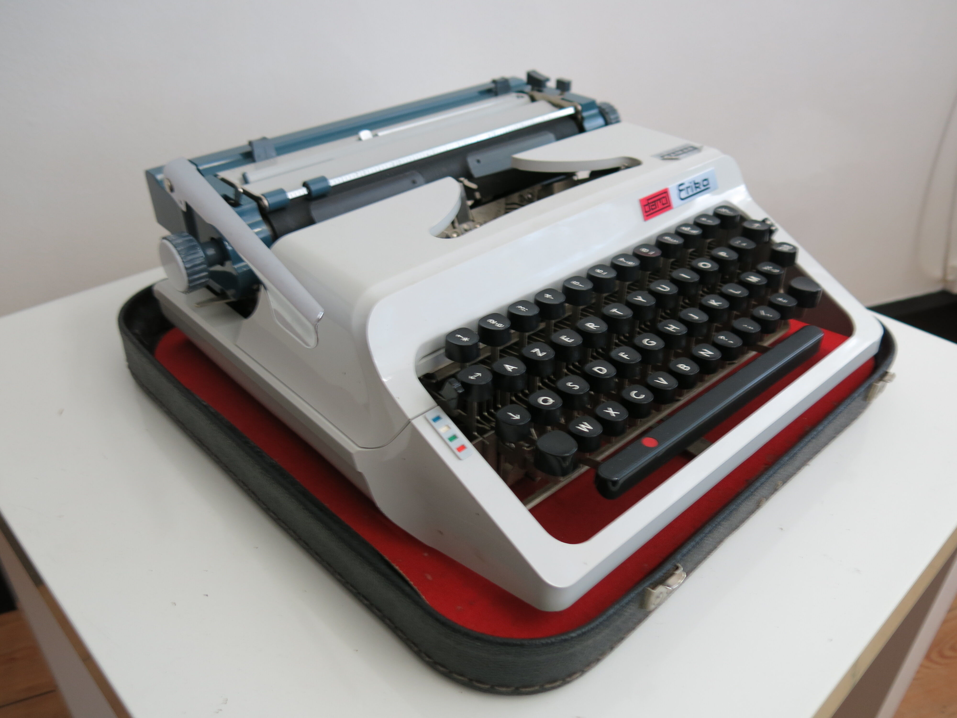 Typewriter Daro Erika Model 60
