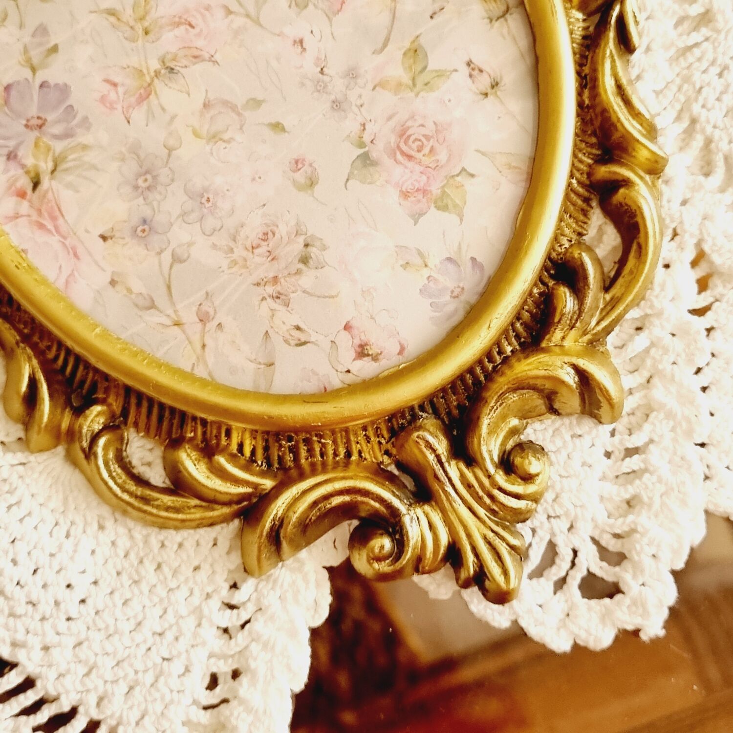 2 frames in gilded metal and curved glass