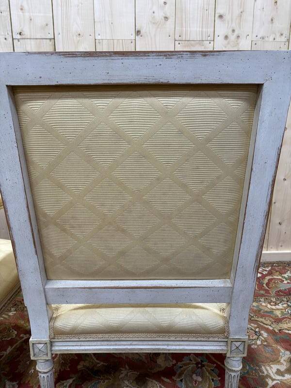 Paire de fauteuils de style Louis XVI en bois patiné