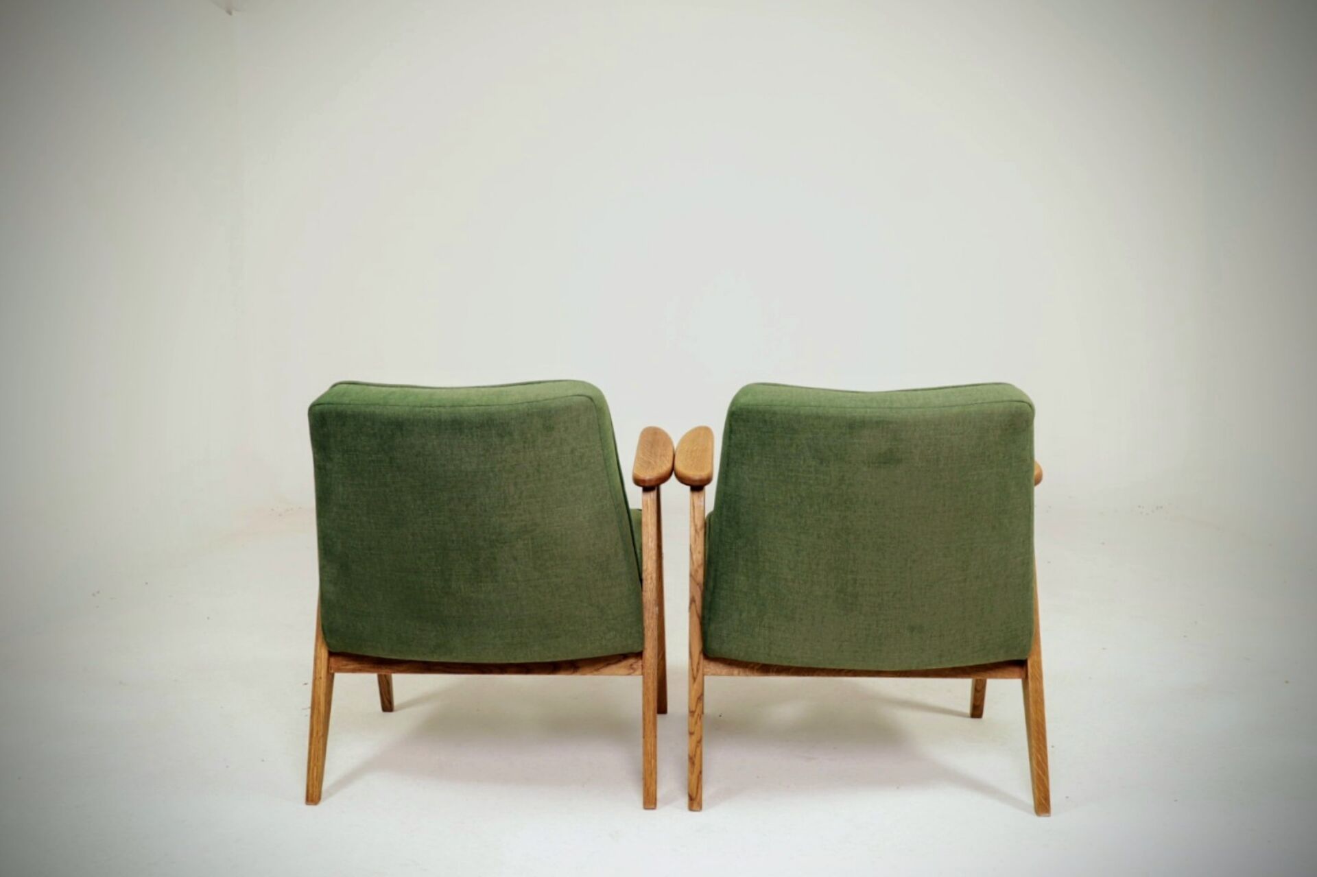 Paire de fauteuils en chêne clair et tissu vert olive