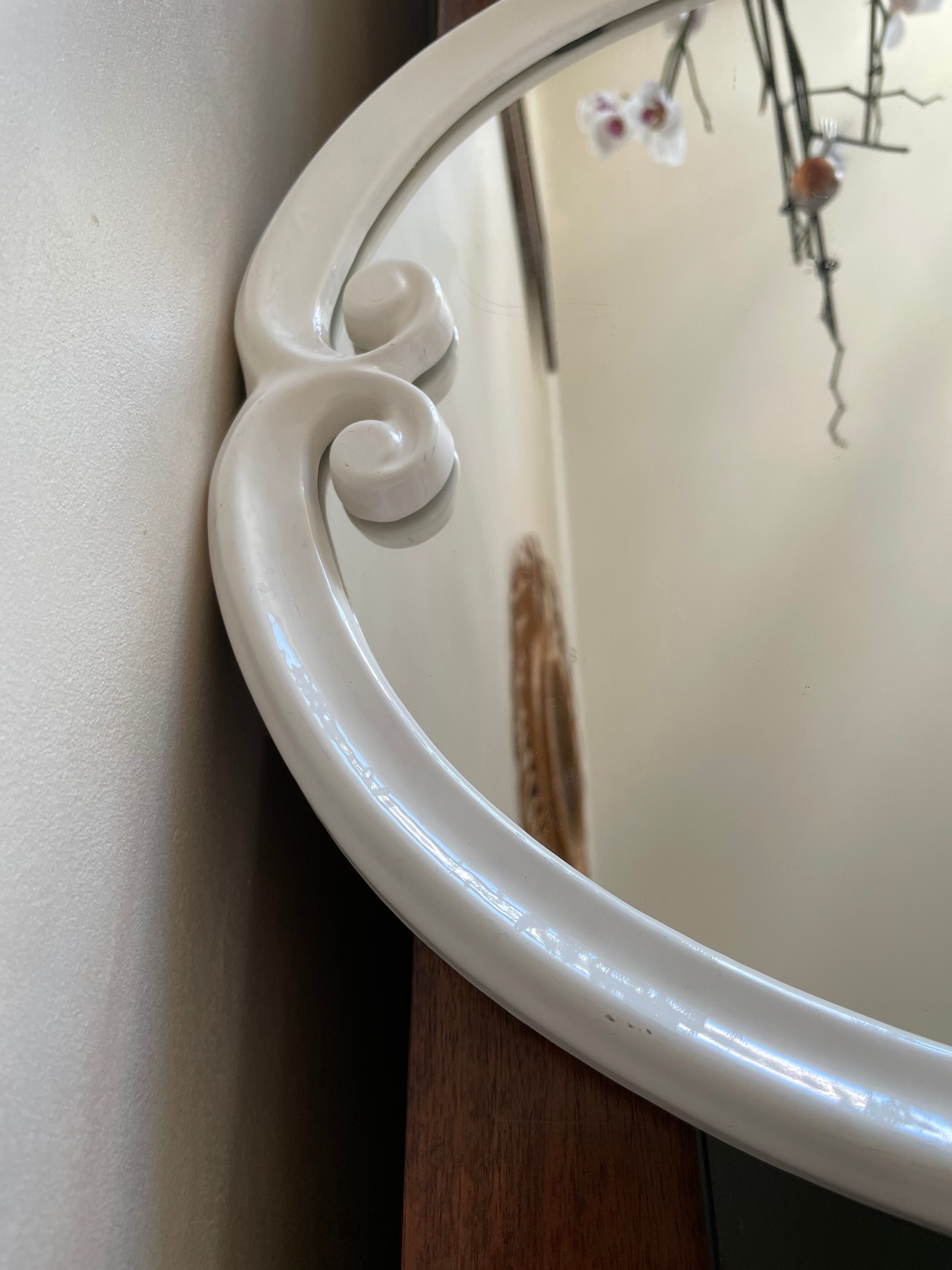 Oval mirror in white lacquered metal