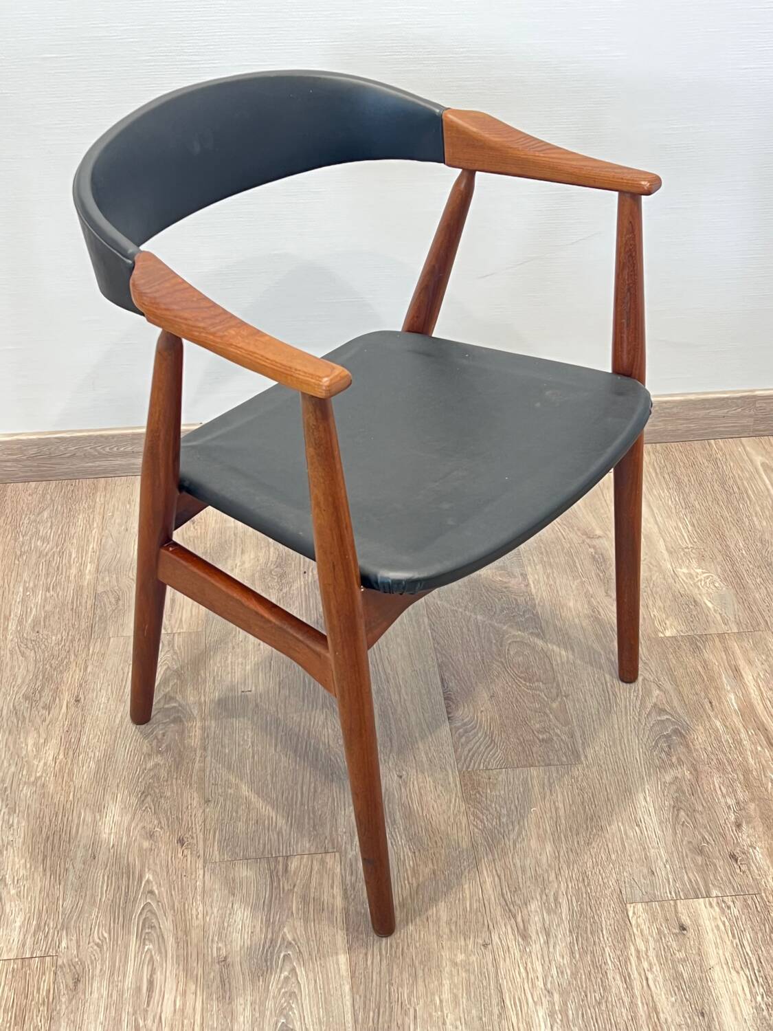 Thomas Harlev chair model 213