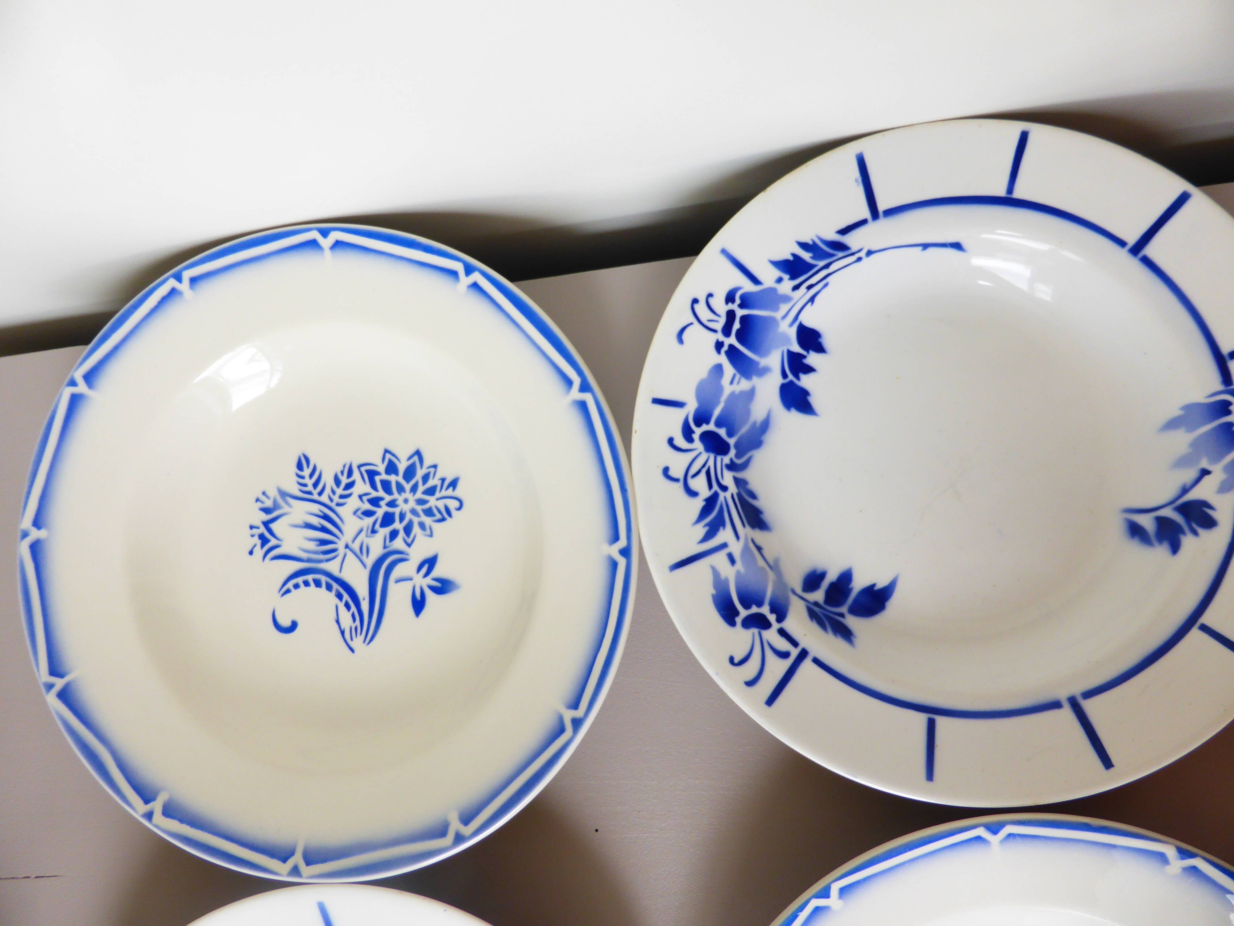 4 hollow plates in a jumble mixes