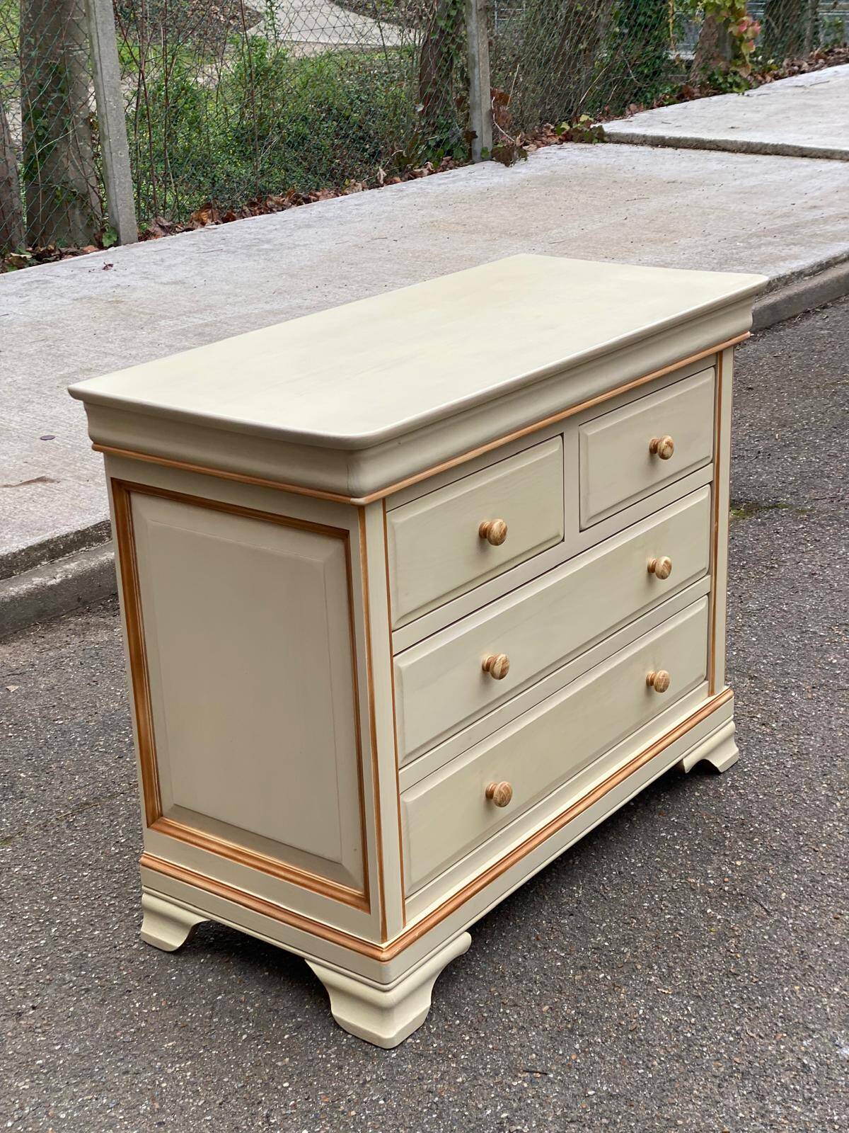Commode bohème chic Louis Philippe beige