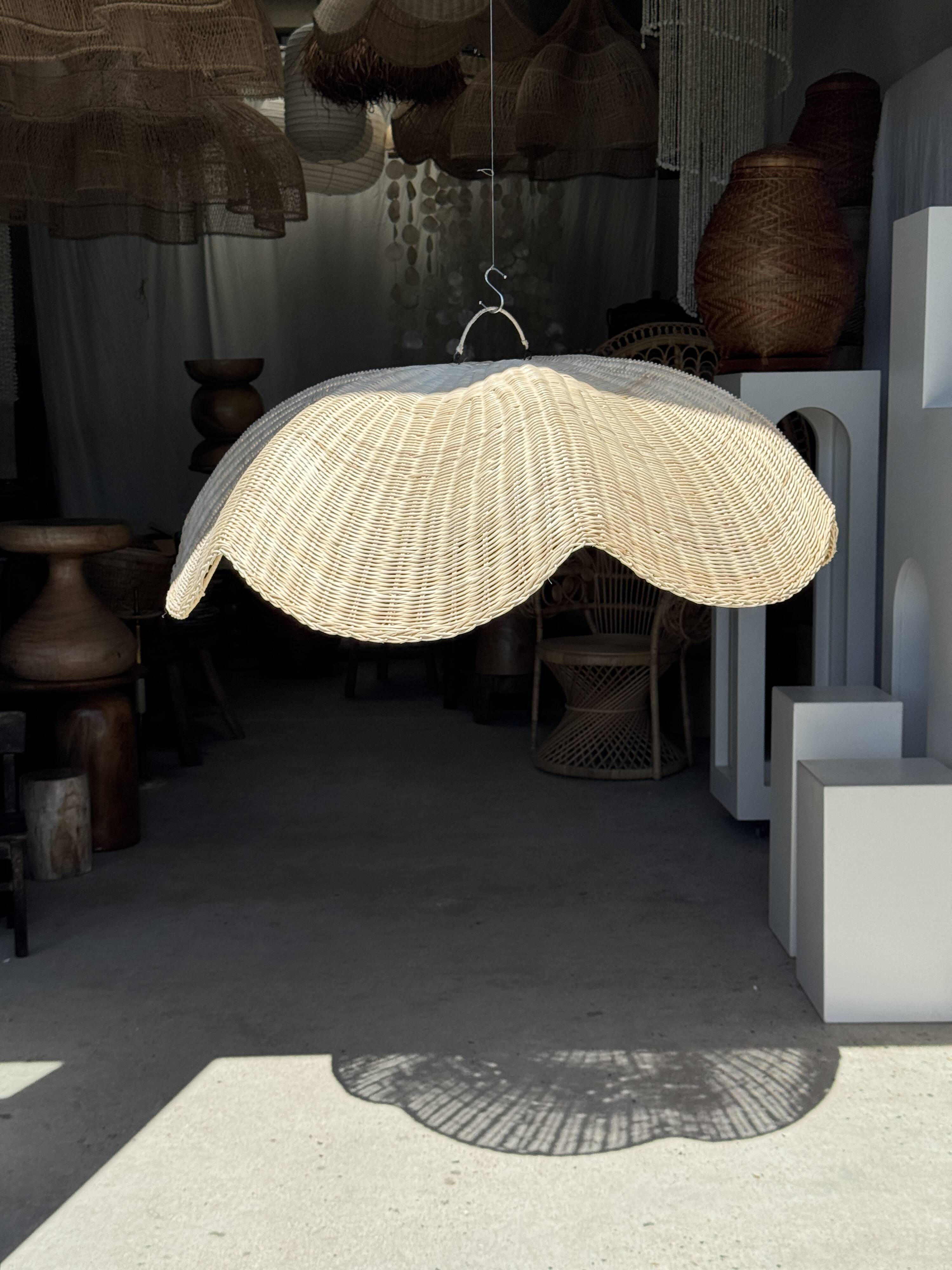 Large suspension or lampshade in flat woven tulip flower rattan H35 D