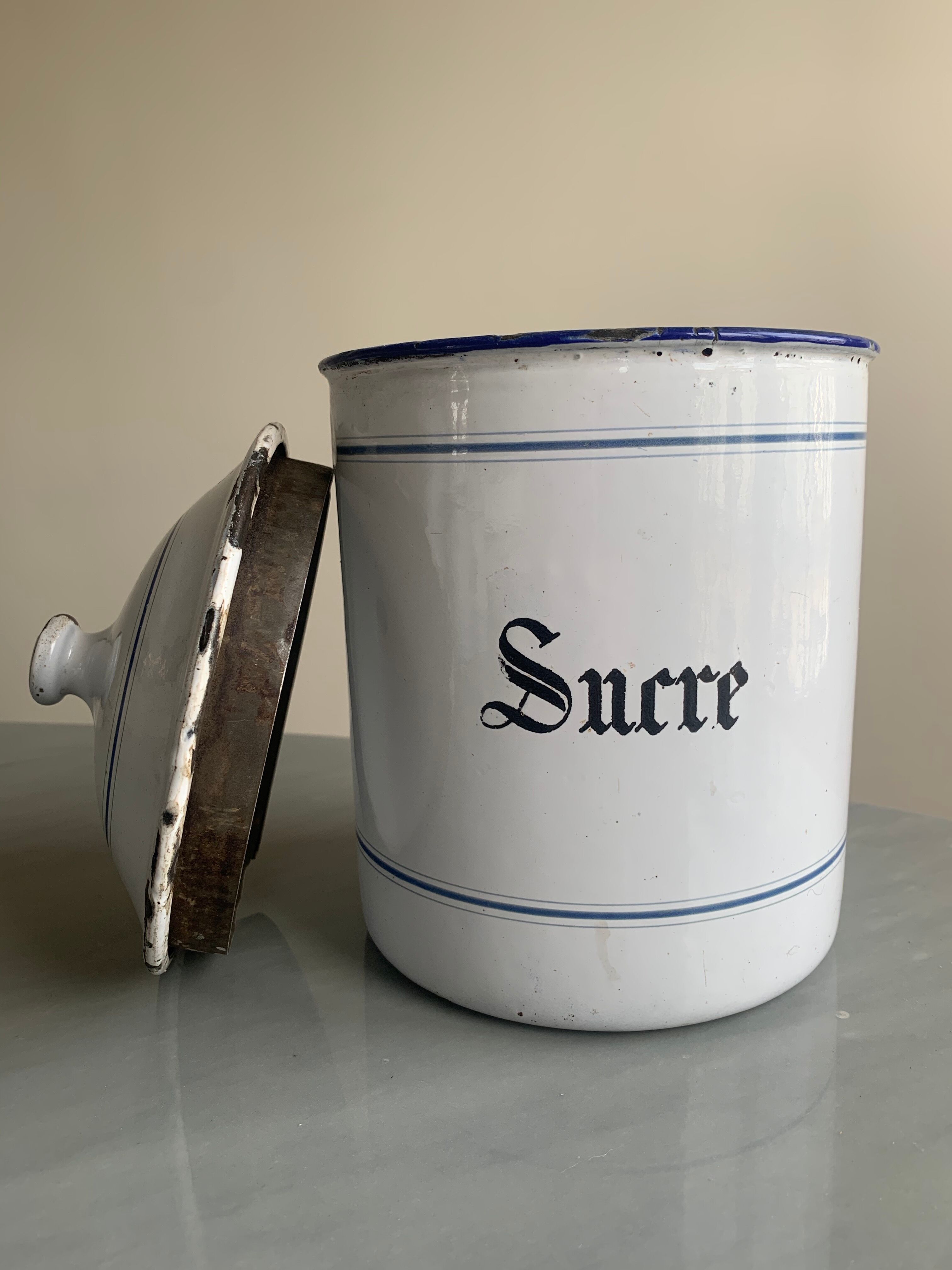 Kitchen pots