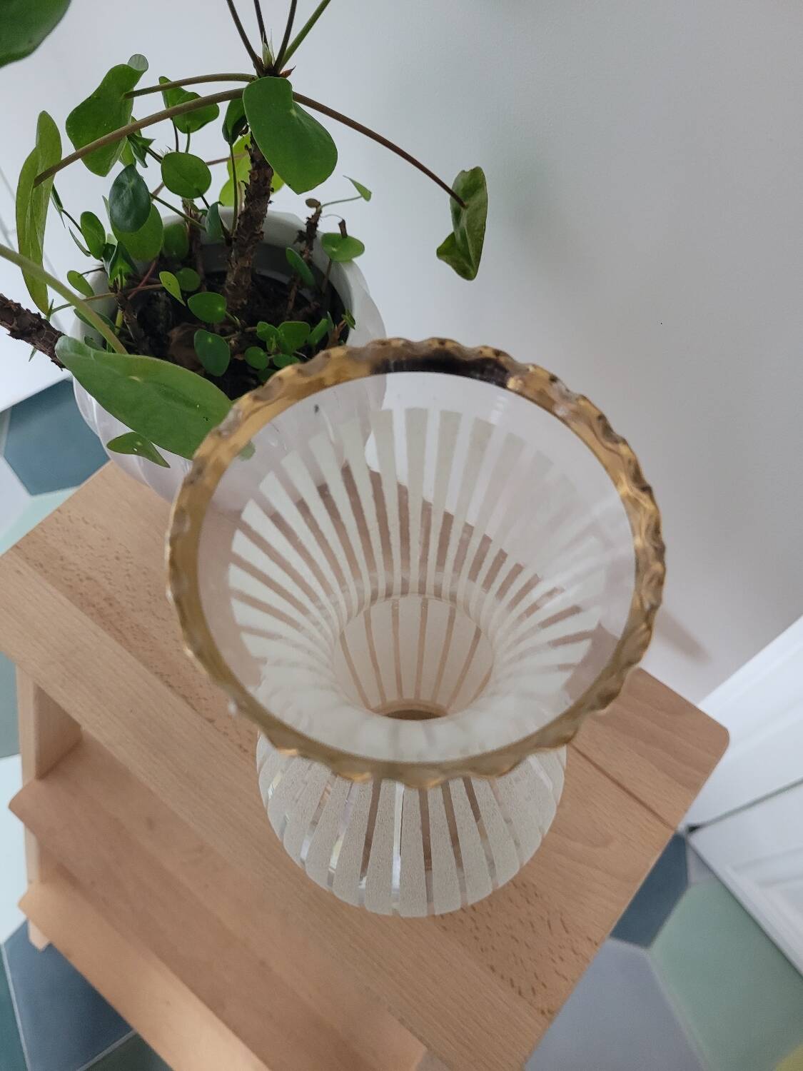 Vase granité blanc et rebord doré
