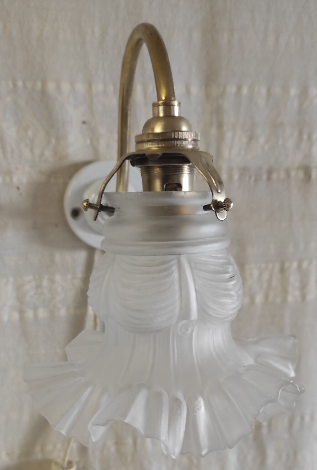 Swan neck wall light in brass, porcelain and glass paste - mid 20th century.